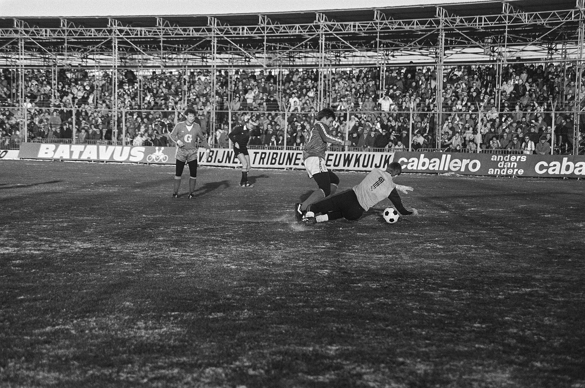 Collectie / Archief : Fotocollectie Anefo Reportage / Serie : [ onbekend ] Beschrijving : FC Utrecht tegen FC Groningen 1-0. Op de achtergrond tribune van noodstadion Datum : 10 januari 1982 Locatie : Utrecht Trefwoorden : sport, voetbal Persoonsnaam : Fc Groningen Instellingsnaam : FC Utrecht Fotog