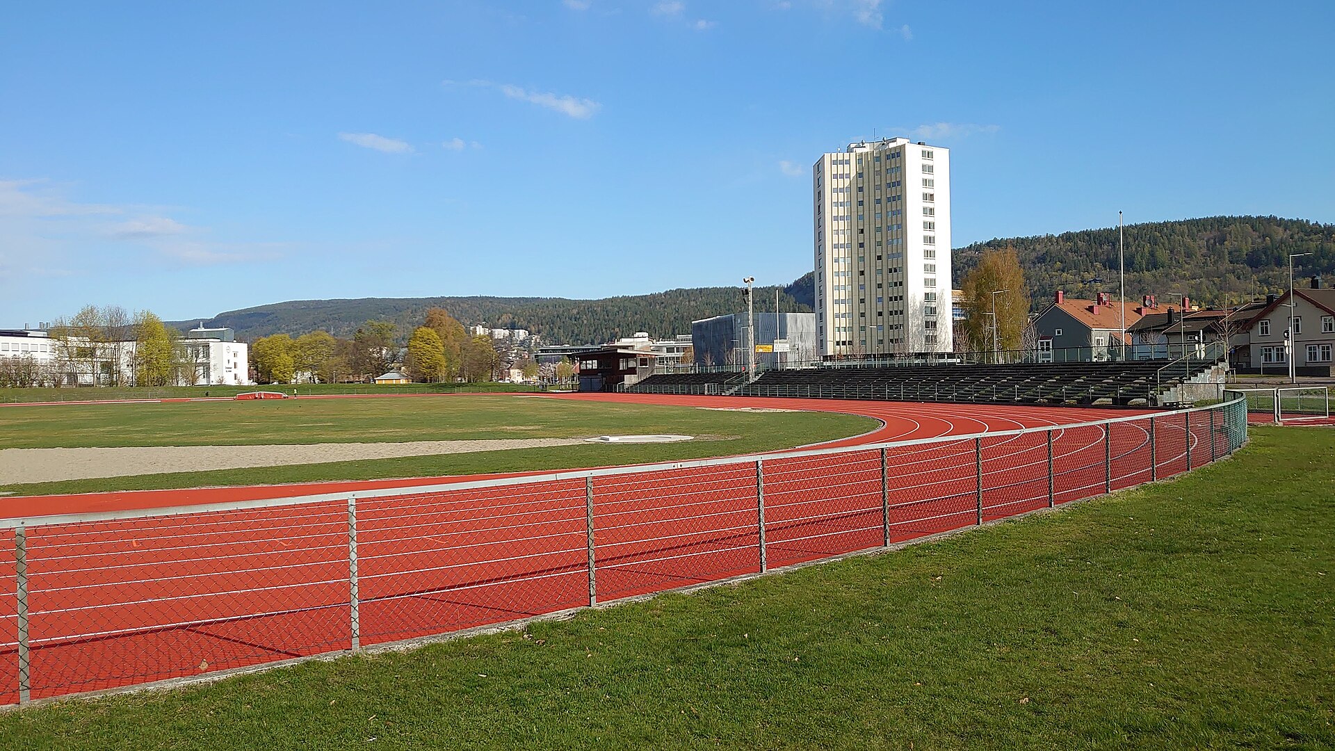 Marienlyst friidrettsstadion på Strømsø i Drammen, etter oppussingen i 2020. Ser mot nordvest. Det høye bygget er Skistadbygget.