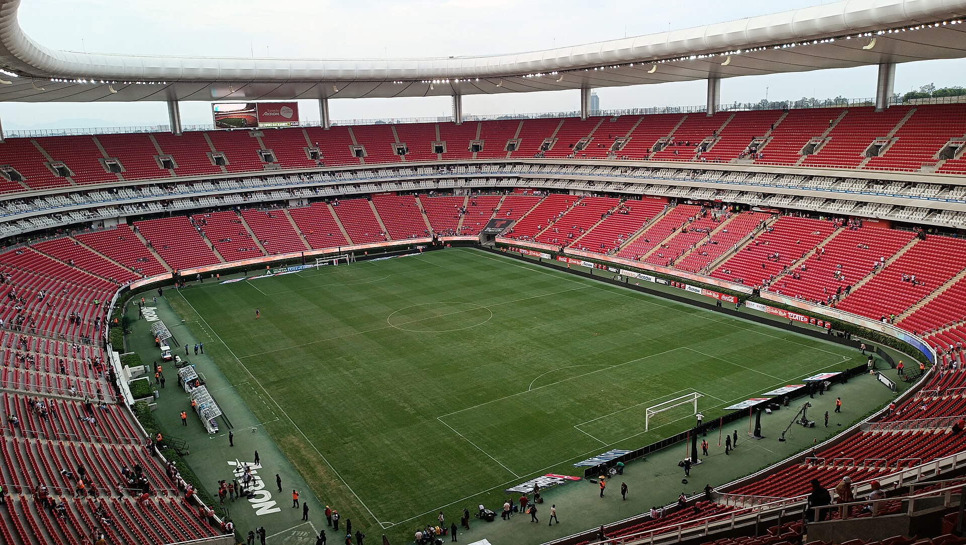 Cabecera sur del lado izquierdo del Estadio Akron después de un partido el 2 de julio de 2022 entre el Guadalajara y Bravos de Juárez
