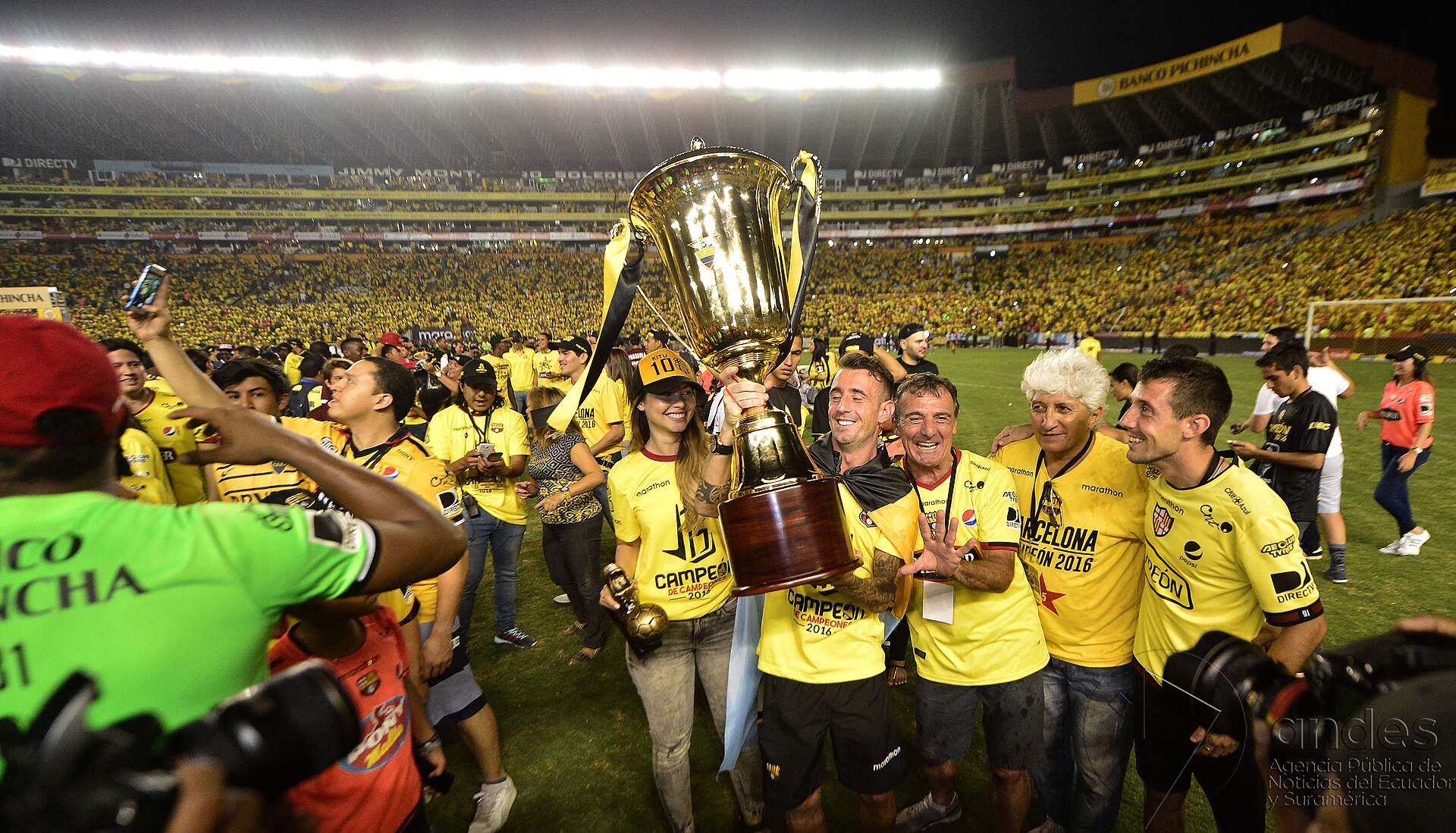 Guayaquil, domingo 10 de diciembre del 2016 (Andes).-Jugadores de Barcelona levantan la copa de campeón del torneo de fútbol 2016. Foto:Andes/César Muñoz