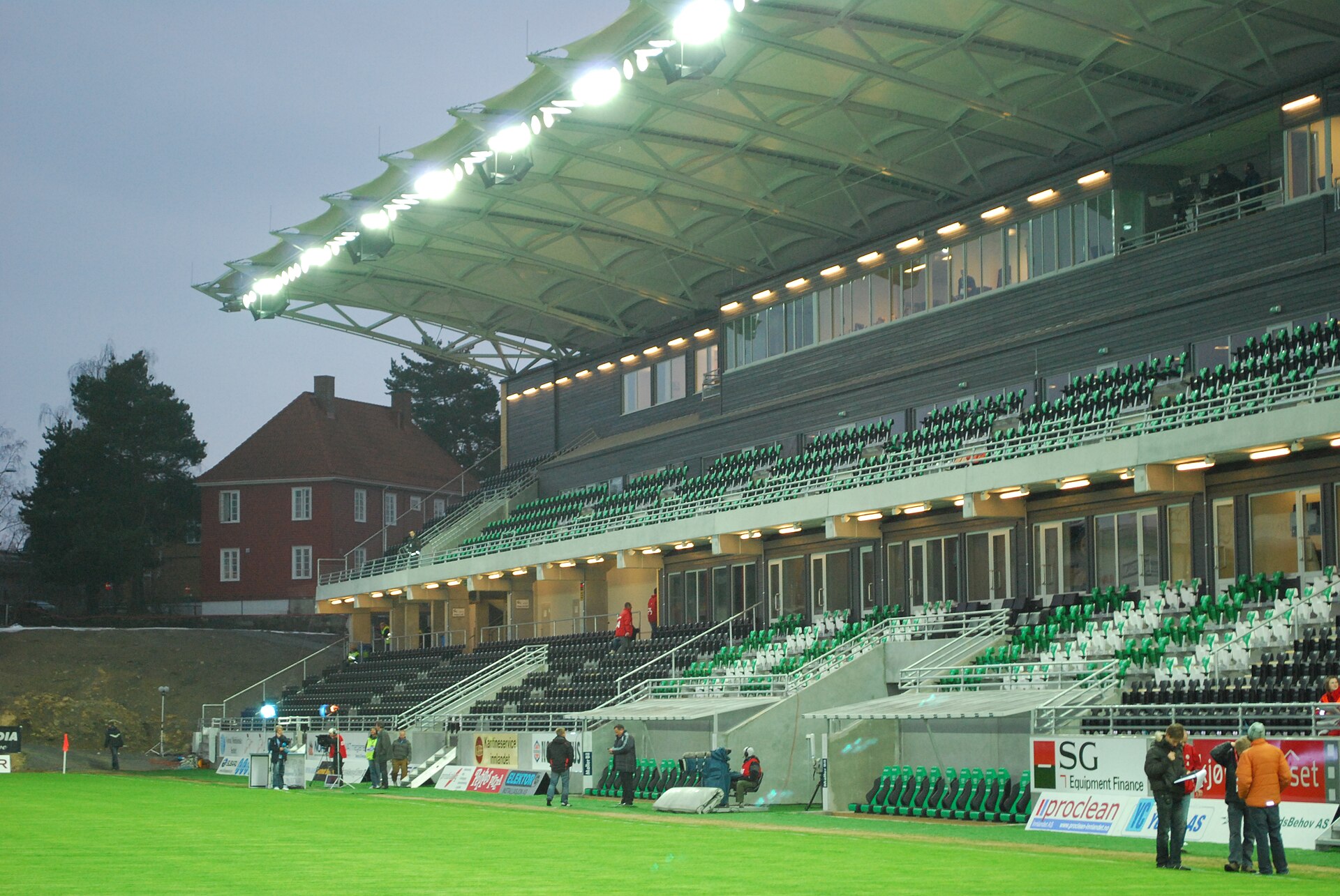 Vestre sittetribune ved Briskeby gressbane på Hamar.