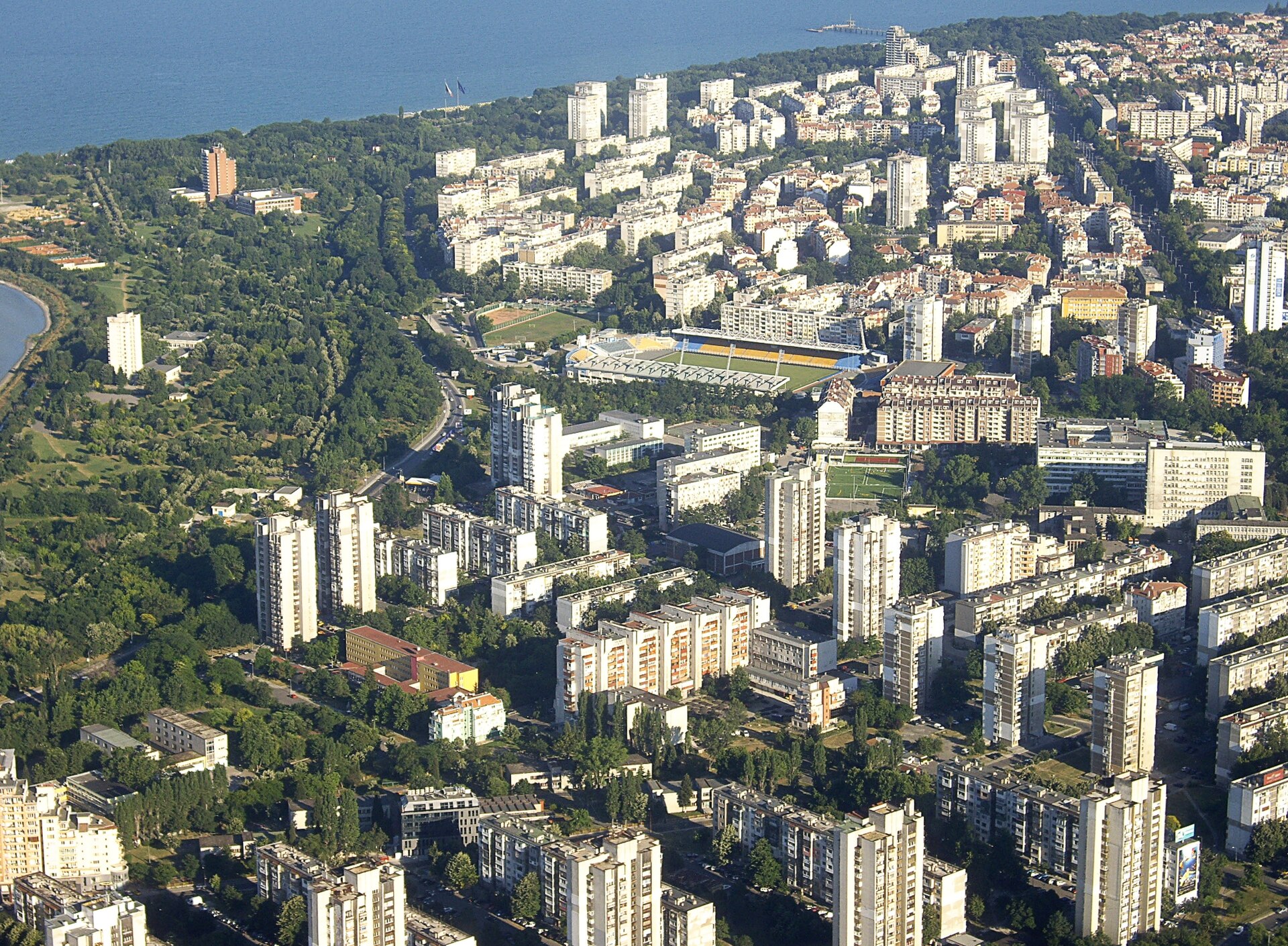Burgas, Bulgarien: Der Park Ezero ( http://wikimapia.org/4291918/Ezero-Park ), Teil des Meeres Gartens, der Stadtteil Lasur mit dem das Lasur-Stadion und Teil des Stadtteils Sorniza mit dem Ersten städtische Krankenhaus dazwischen.