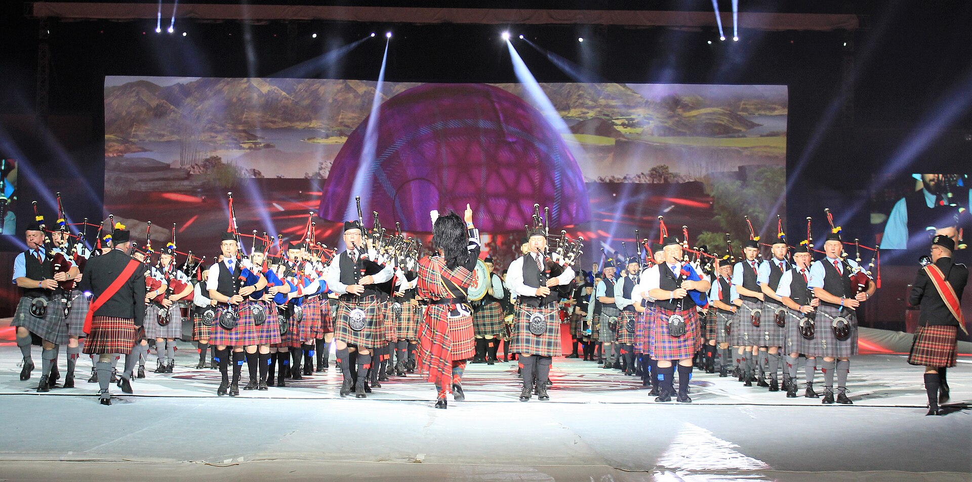 groupe de pipe bands lors du spectacle des nuits magiques, festival interceltique de Lorient 2017
