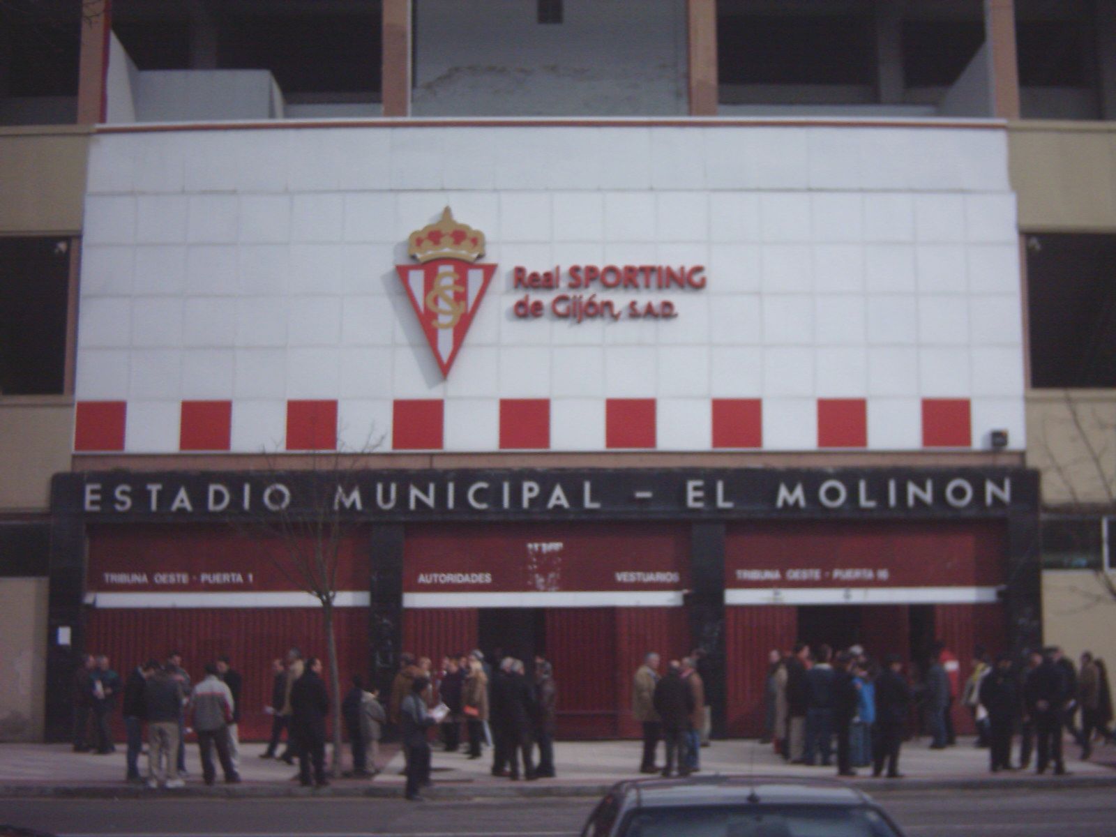 Imagen exterior de la grada este del estadio El Molinón, del Real Sporting de Gijón.