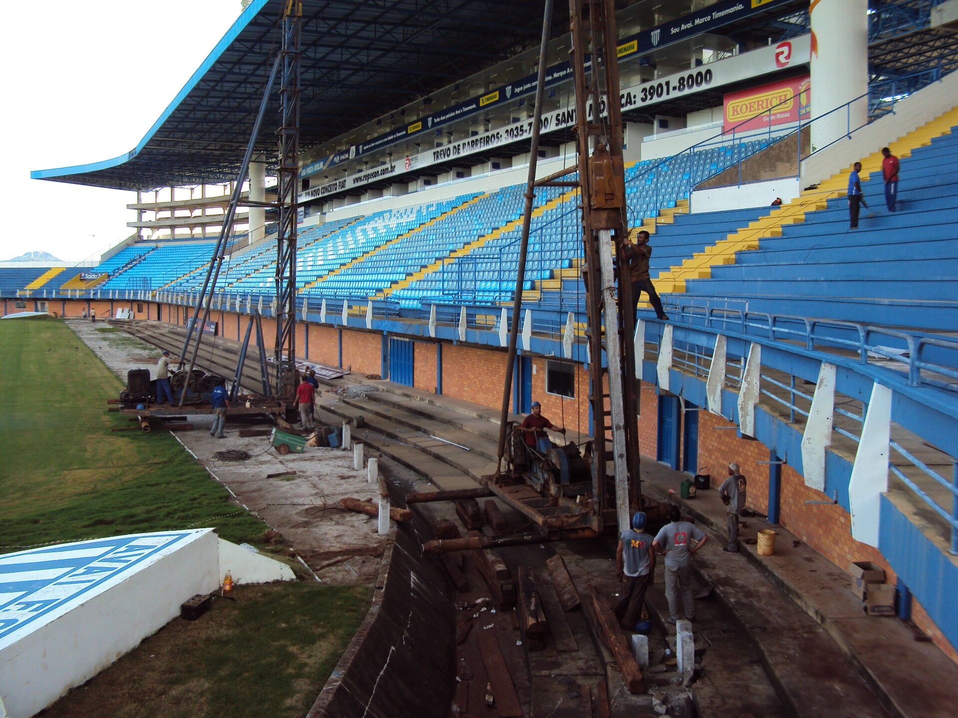 Foto da reforma do estádio. Ampliação das arquibancadas.