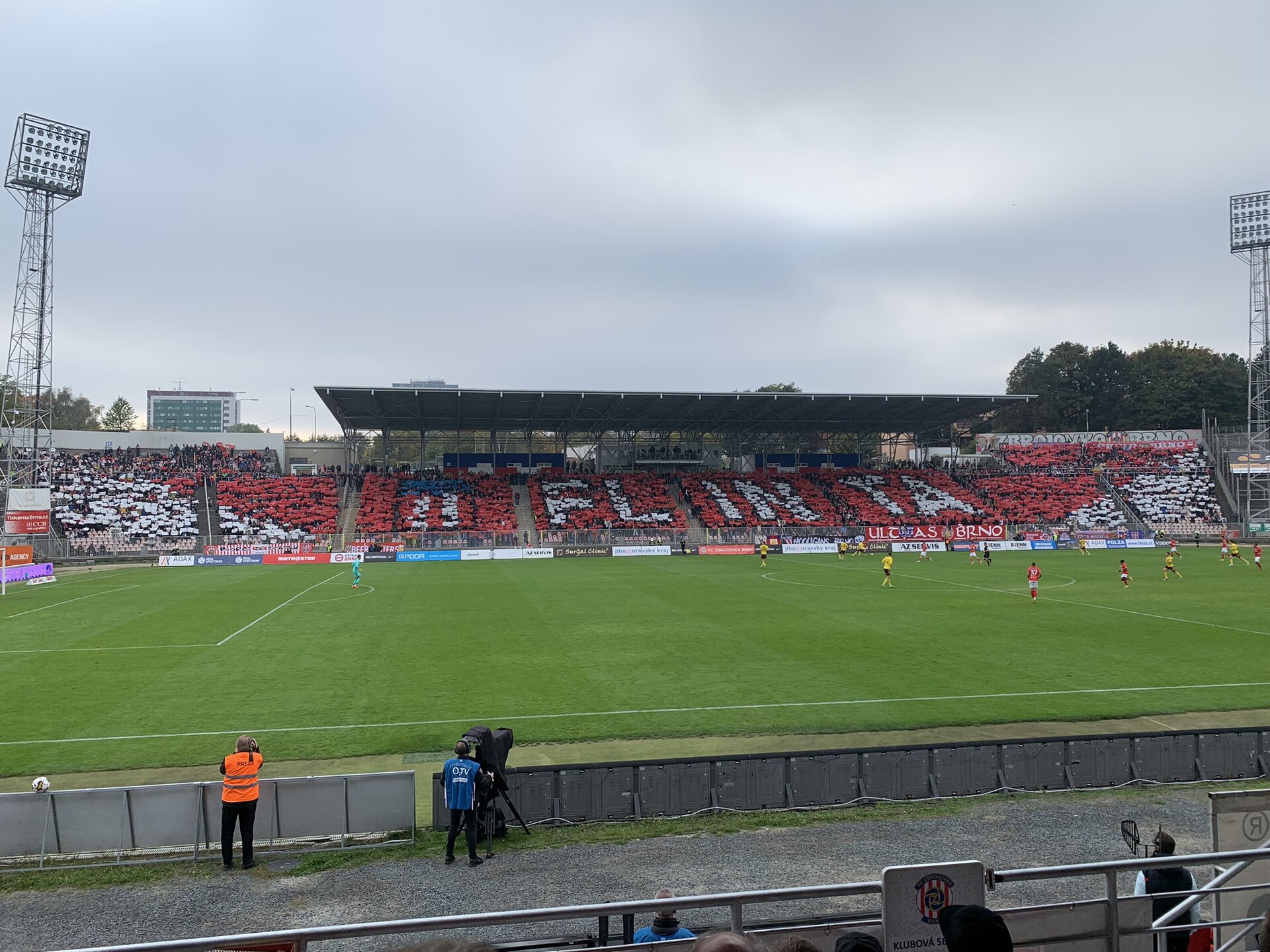 pohled na hlavní tribunu