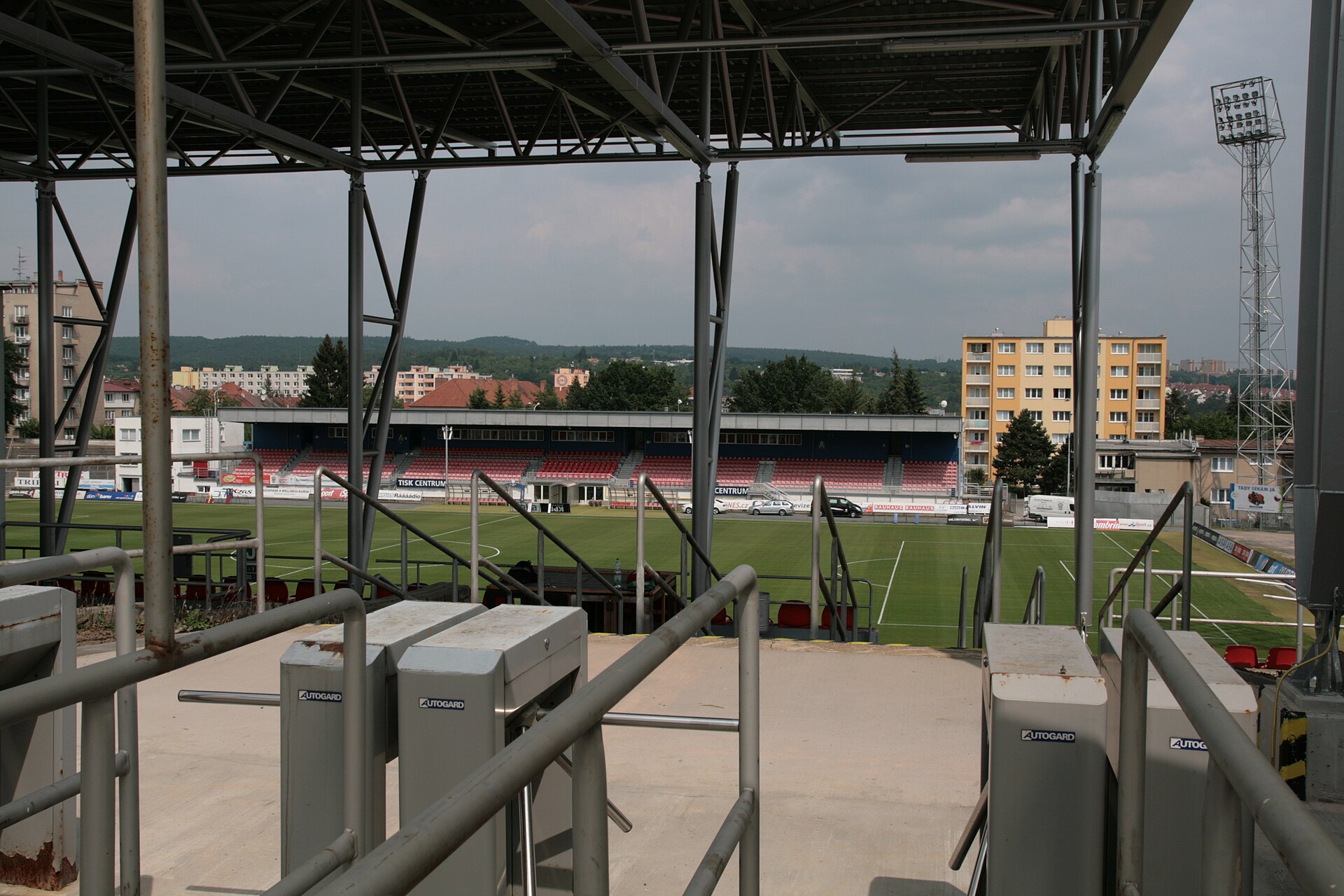 Městský fotbalový stadion Srbská v Brně. Vstup do sektorů jihozápadní tribuny E, F, G, H a I. Průhled turnikety směrem na východní tribunu.