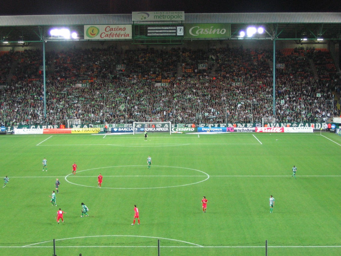 Après 26 ans d'absence Geoffroy Guichard retrouve l'Europe à l'automne 2008, avec la réception des israéliens de l'Hapoel Tel-Aviv pour le 1er tour retour de la Coupe UEFA 2008-09, dernière du nom avant introduction de la Ligue Europa. Emmenée par Bafétimbi Gomis auteur d'un doublé (26, 76) devant 2