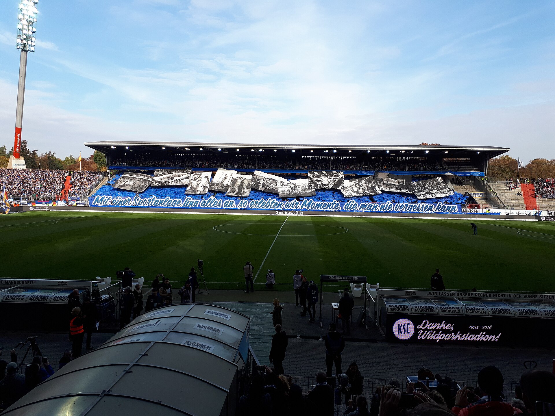 Choreographie der Karlsruher Fans beim sog. Abschiedsspiel vom Wildparkstadion des Karlsruher SC gegen die Würzburger Kickers am 3. November 2018.
