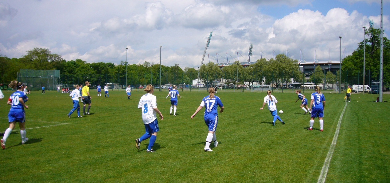 Vor dem Hintergrund des Karlsruher Wildparkstadions spielen am 10. Mai 2010 die Frauenfußball-Mannschaften des TSV Jahn Calden und Karlsruher SC gegeneinander.