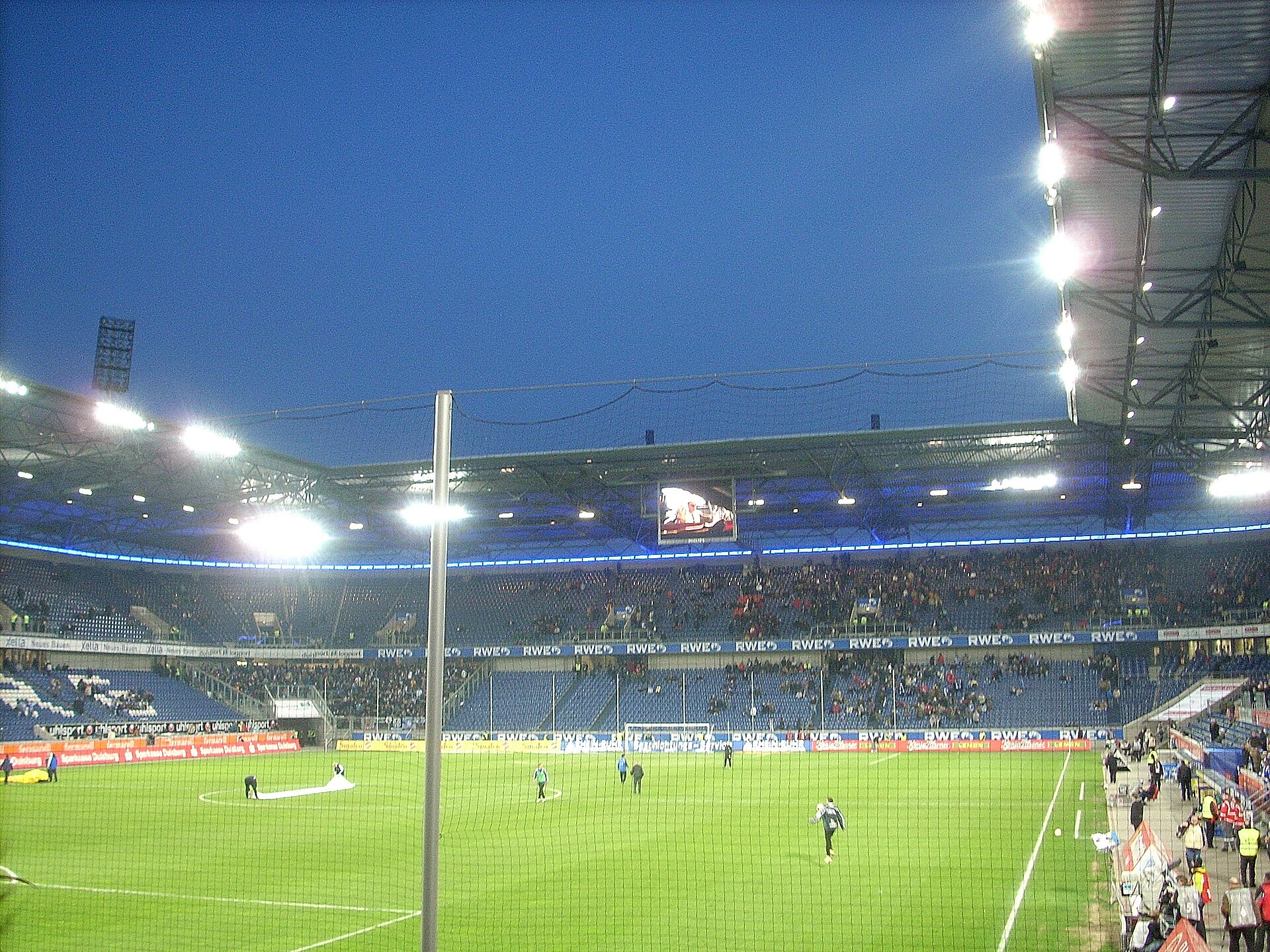 Die MSV-Arena in Duisburg während der Halbzeitpause des Bundesligaspiels MSV Duisburg gegen den Karlsruher SC