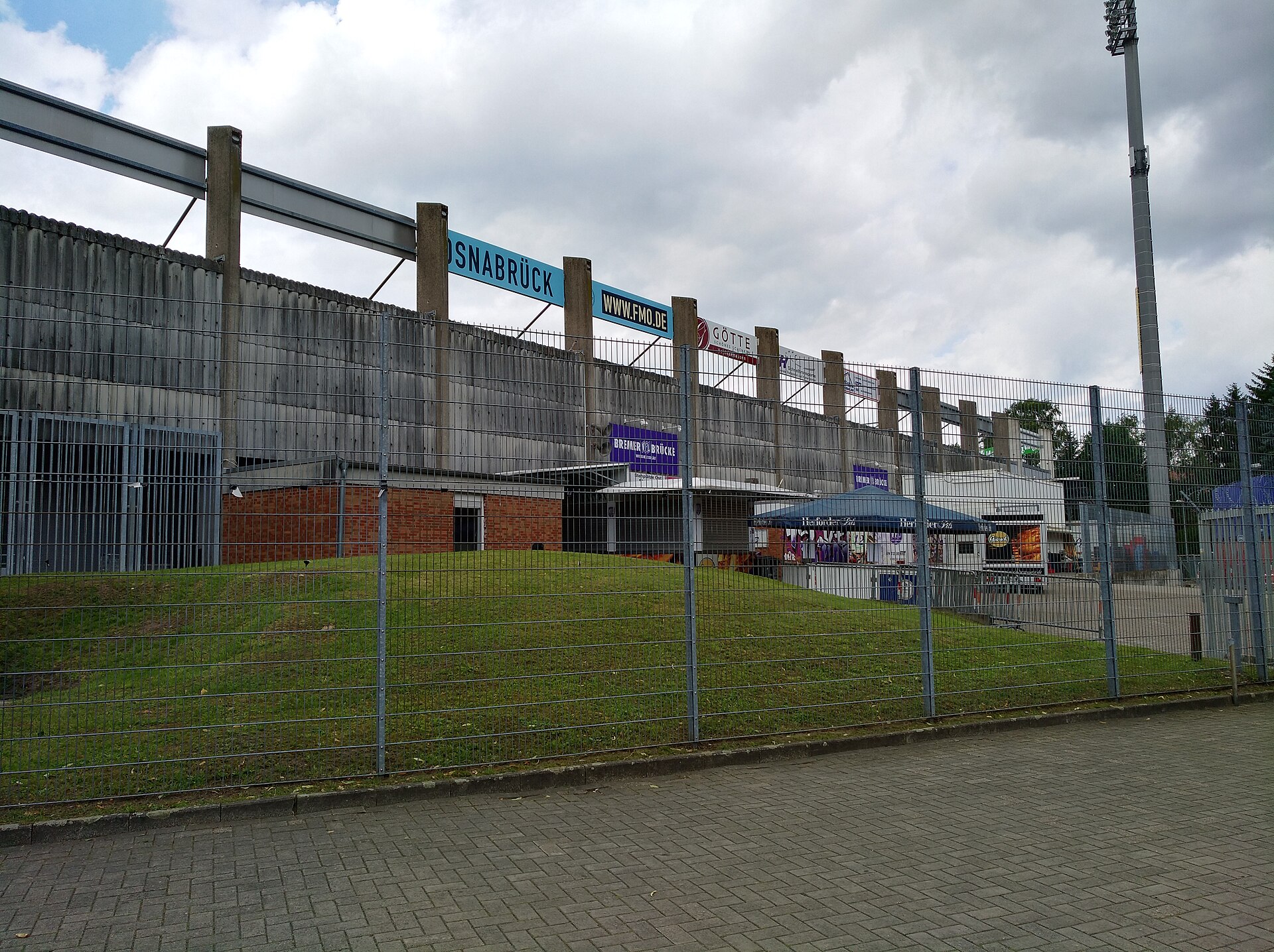 Der Bereich vor der Ostkurve des Stadions an der Bremer Brücke in Osnabrück.