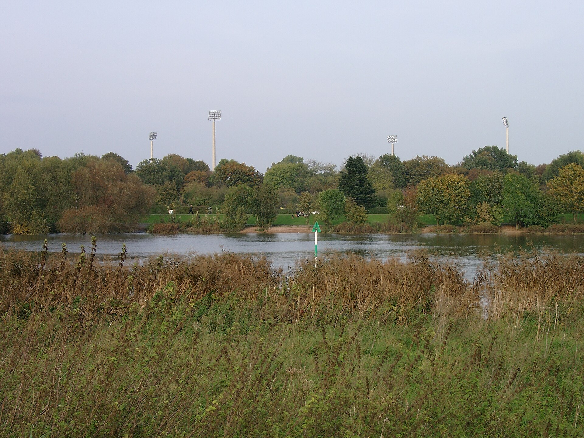 Die Flutlichtmasten des Platzes 11 des SV Werder Bremen in Bremen , Spielstätte der Regionalligamannschaft des SV Werder Bremen , wurden im Sommer 2007 installiert. Durch die Masten ist Platz 11 jetzt auch von weitem (hier: von der anderen Weserseite, von Südwest, her) gut auszumachen.