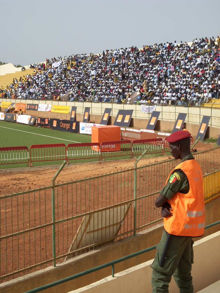 Spectateurs au Stade Demba Diop de Dakar, Sénégal, à l'occasion d'un combat de lutte sénégalaise