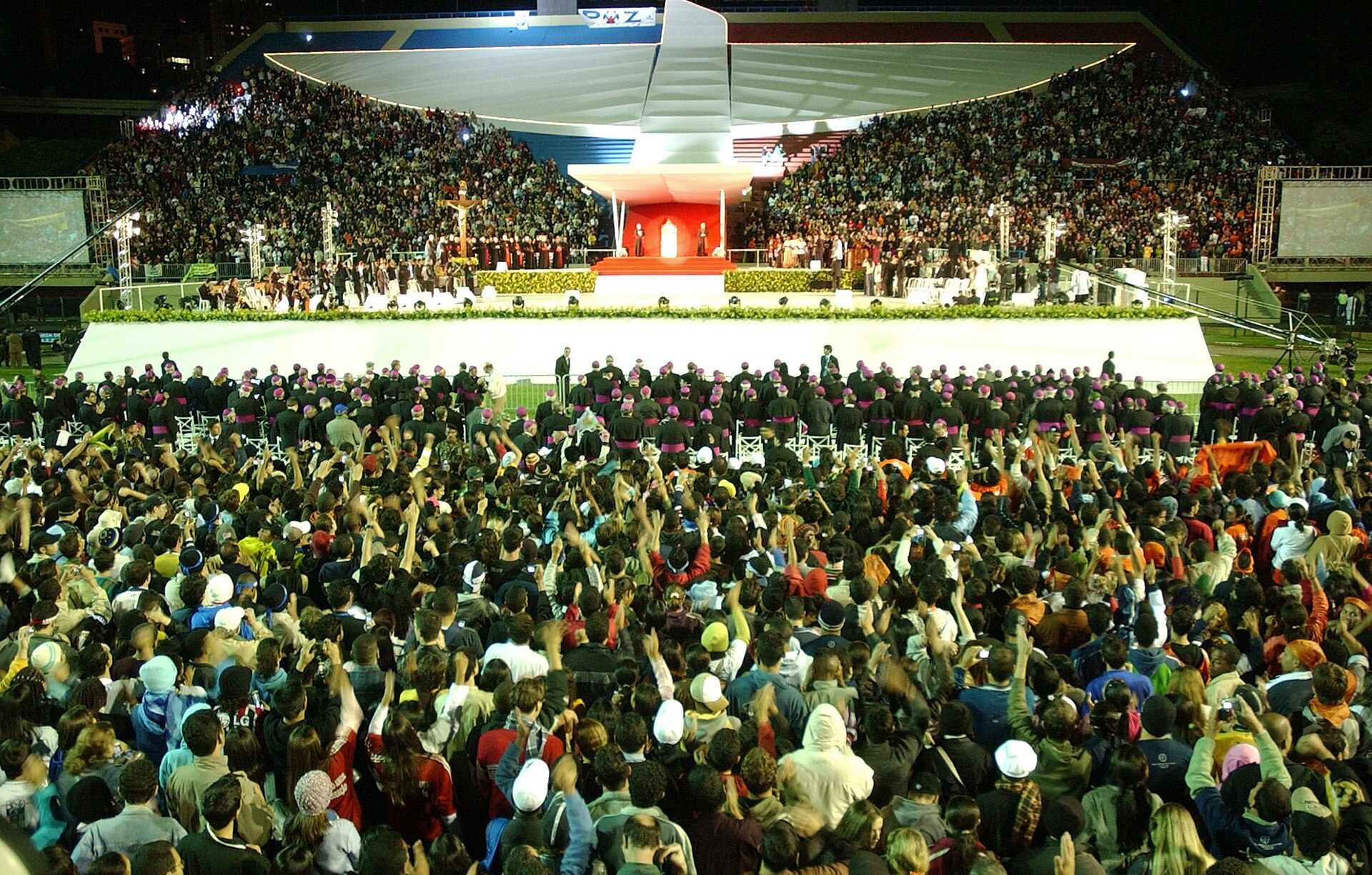 Bento XVI durante encontro com os jovens no Estádio do Pacaembu em São Paulo , Brasil .
