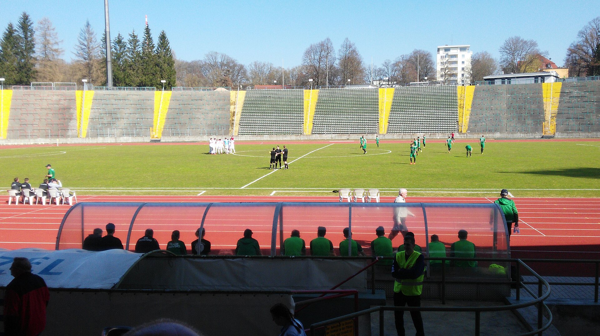 Unmittelbar vor dem Anstoß des Spiels der Regionalliga Bayern zwischen der Zweiten Mannschaft des FC Augsburg und dem VfB Eichstätt (2:3) am 23. März 2019 im Rosenaustadion