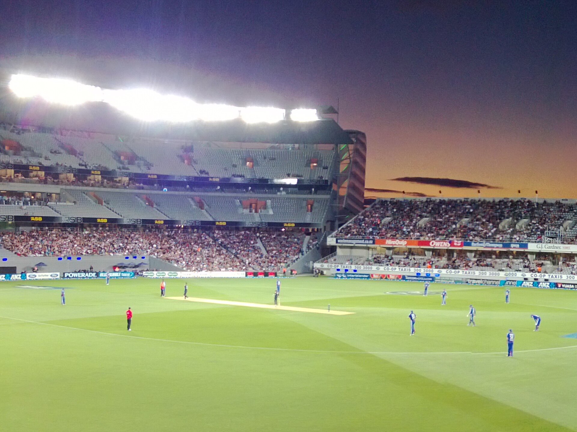 Eden Park stadium in Auckland, New Zealand, showing the south and west stands. This is a cropped version (to fit ~4:3 boxes) reduced from a larger panorama , photographed by Kiwi Flickr. Original description: "Eden Park at Dusk – Taken on the 9th Feb 2013 during the 20/20 cricket match between Engla