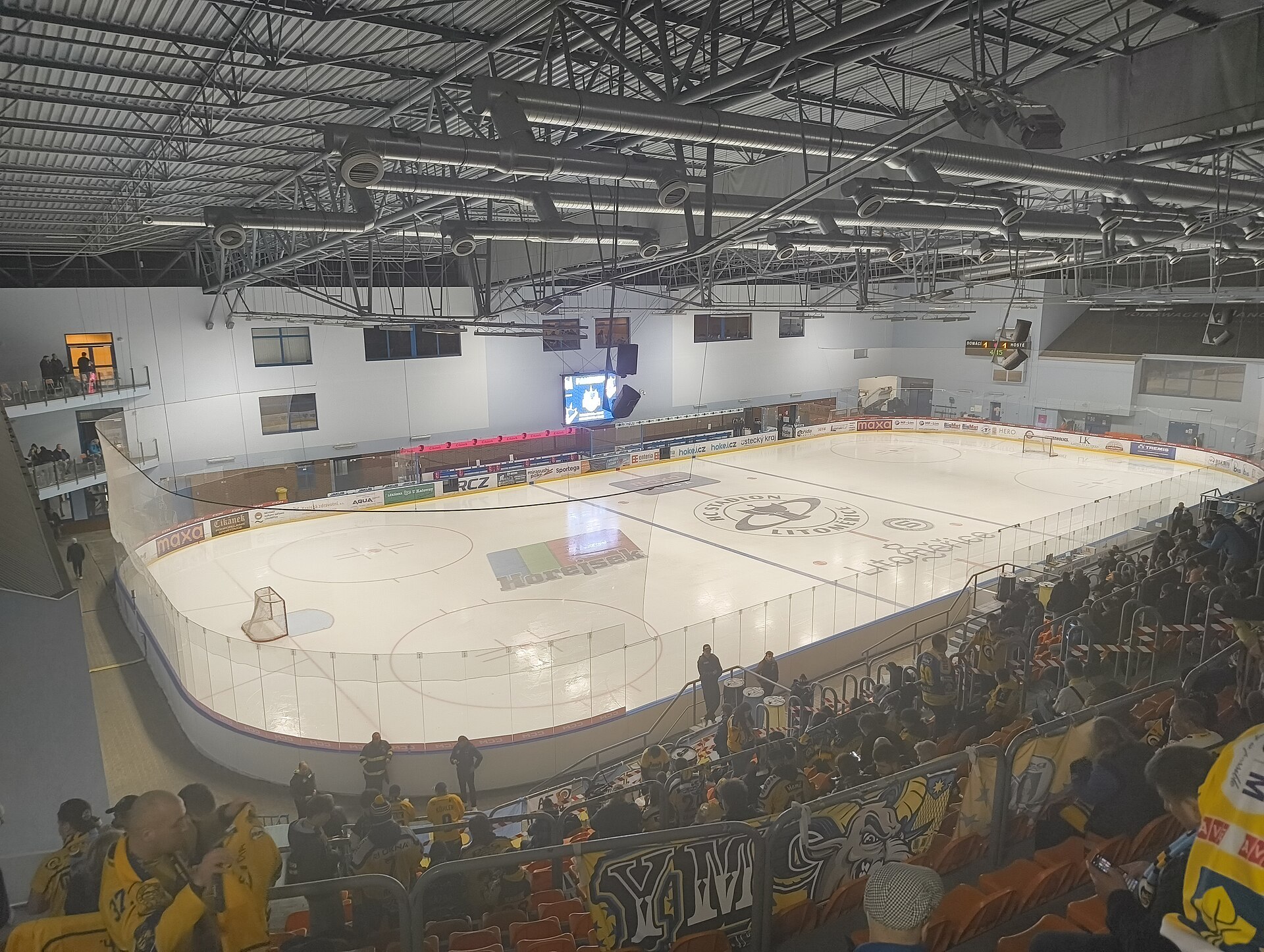 Kalich Aréna – Fotografie z přestávky mezi 1. a 2. třetinou 3. utkání semifinále Maxa ligy ledního hokeje mezi HC Stadion Litoměřice a RI Okna Berani Zlín (2024/2025); Fotografováno z ochozu nad sektorem hostů