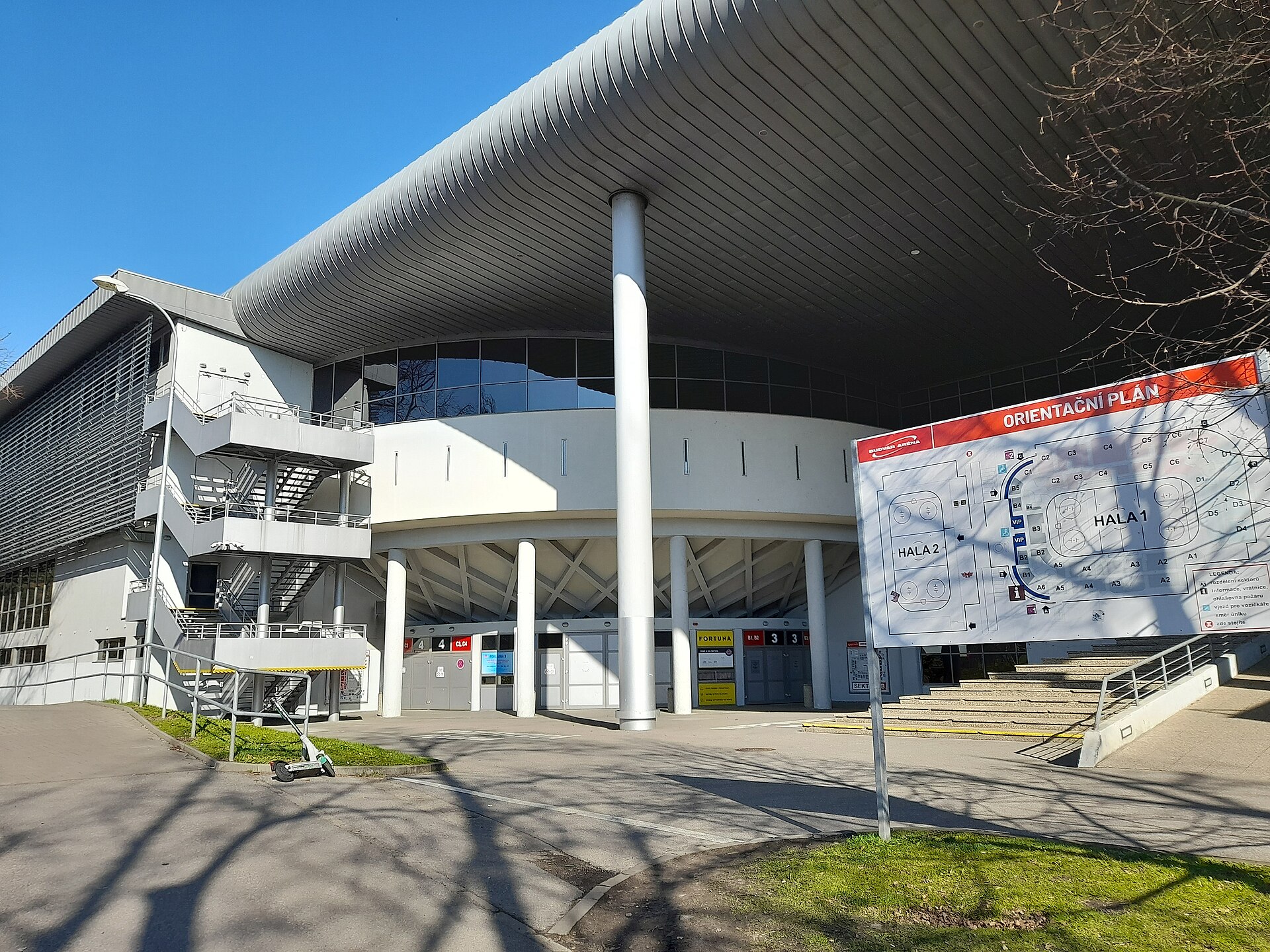 Vstup do hokejové Budvar arény (Banes Motor) od řeky Vltavy