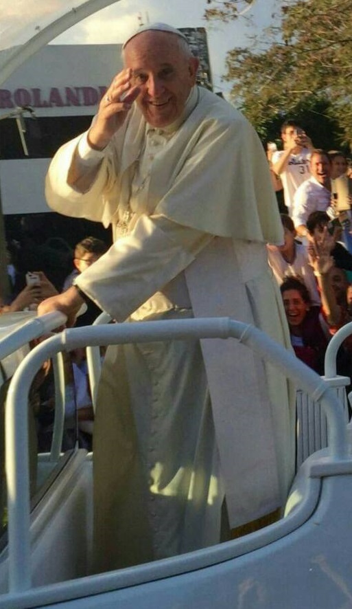 Saludo del Papa Francisco durante uno de sus recorridos en el papamóvil. Asunción, Paraguay.