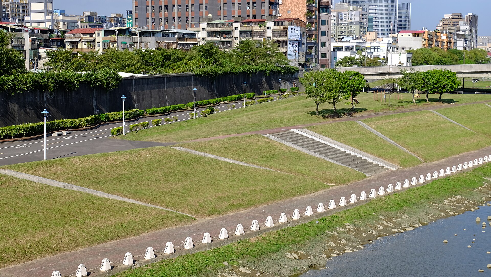 ​從成美長壽橋上東北俯望成美右岸河濱公園與成美橋。