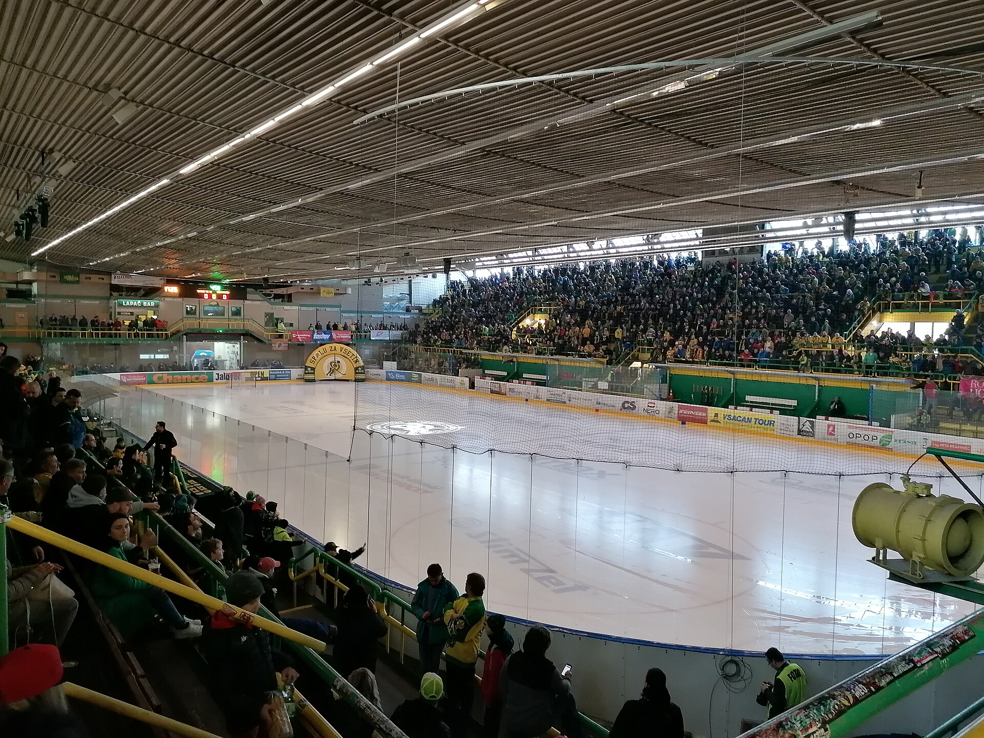Interiér zimního stadionu Na Lapači pohledem ze sektoru hostů VHK ROBE Vsetín - LHK Jestřábi Prostějov (5:1) 2. semifinálový zápas Chance ligy 21.3.2022