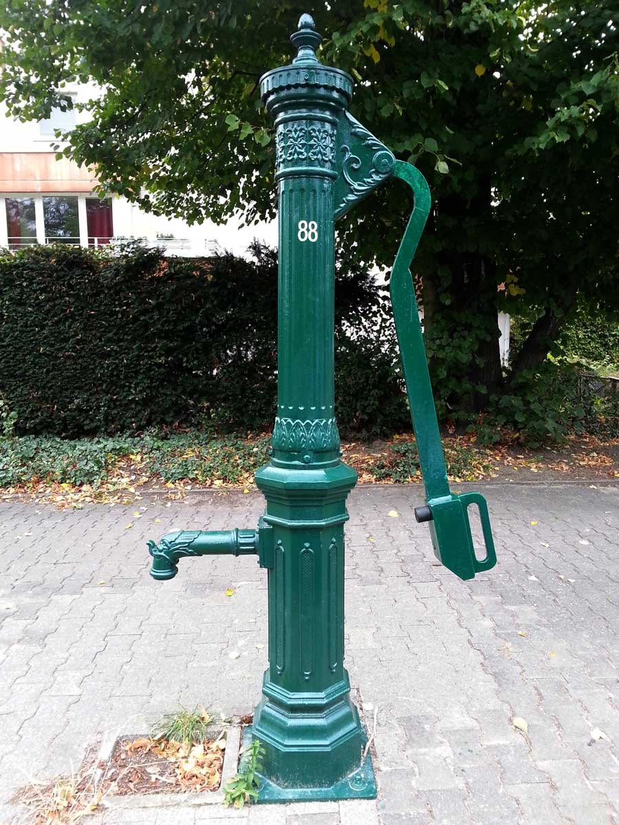 Berliner Straßenbrunnen in der Eschenallee in Berlin-Westend.