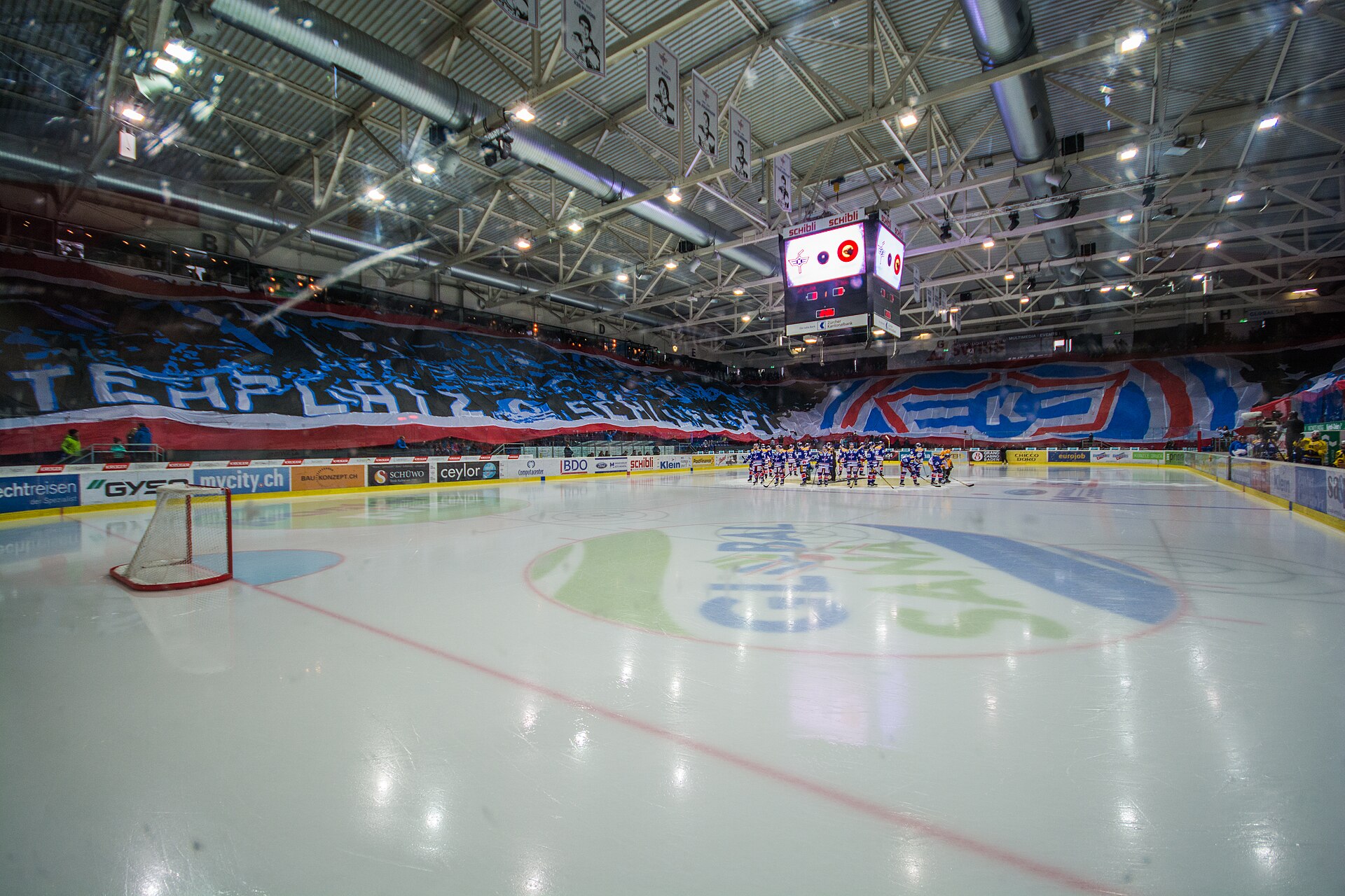 Choreo der Ultras aus Kloten, welche sich mit 3500m² Stoff über das Ganze Stadion erstreckte.