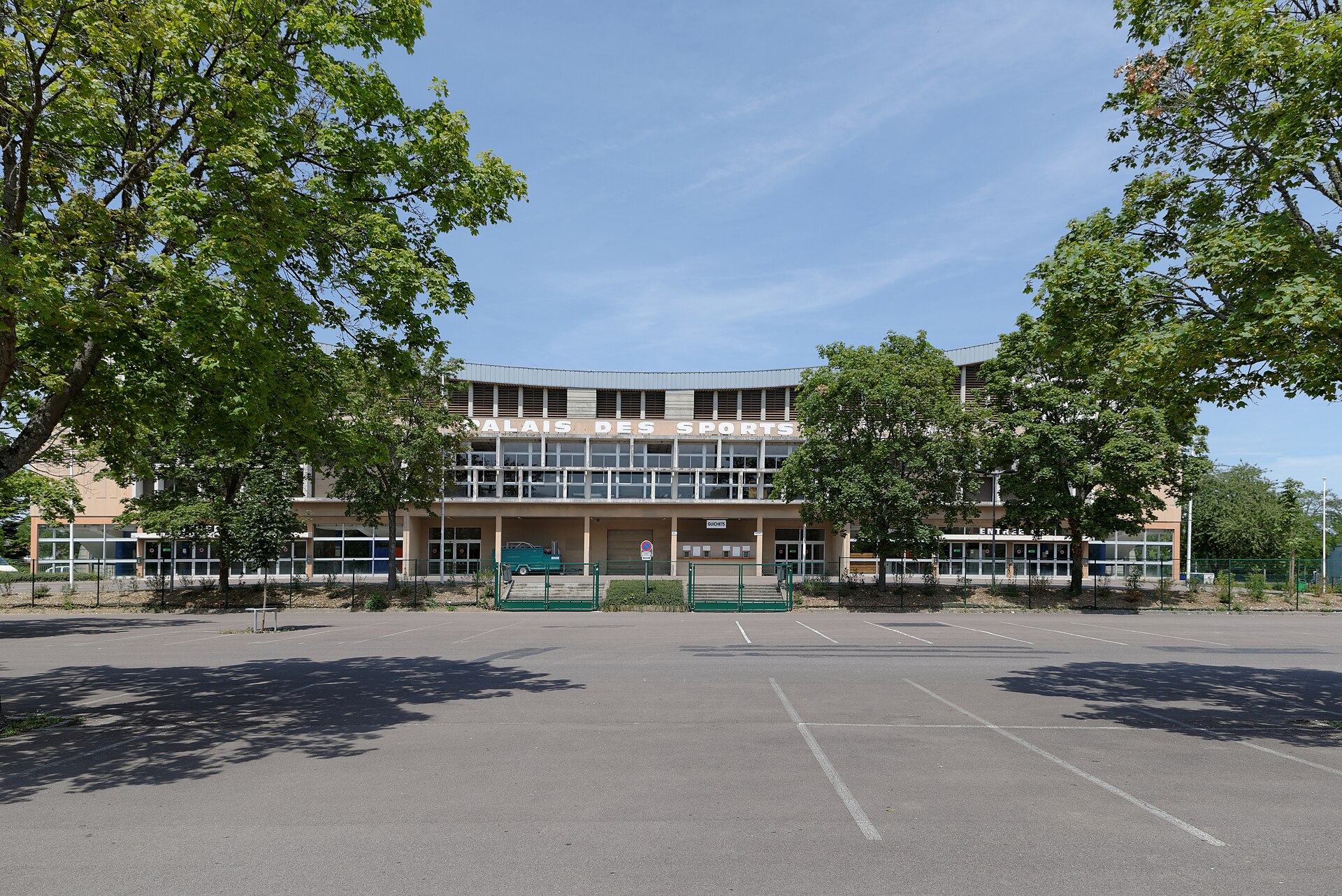 Palais des sports Jean-Michel Geoffroy de Dijon (Côte d'Or, Bourgogne, France) vu depuis le parking