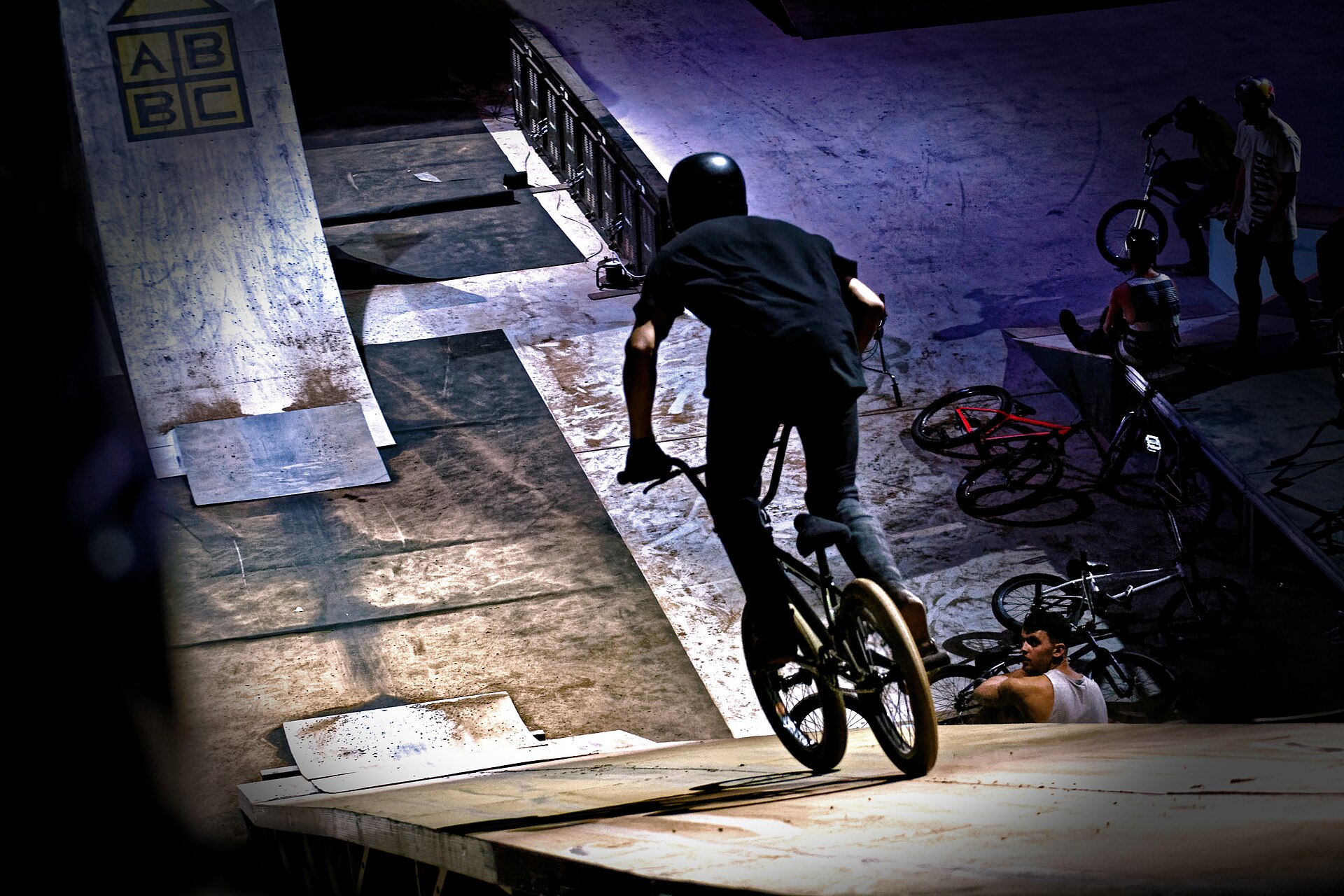 Brest Arena Indoor Show : compétition de BMX Freestyle et Dirt, réunissant un plateau international de riders le 25 juin 2016.