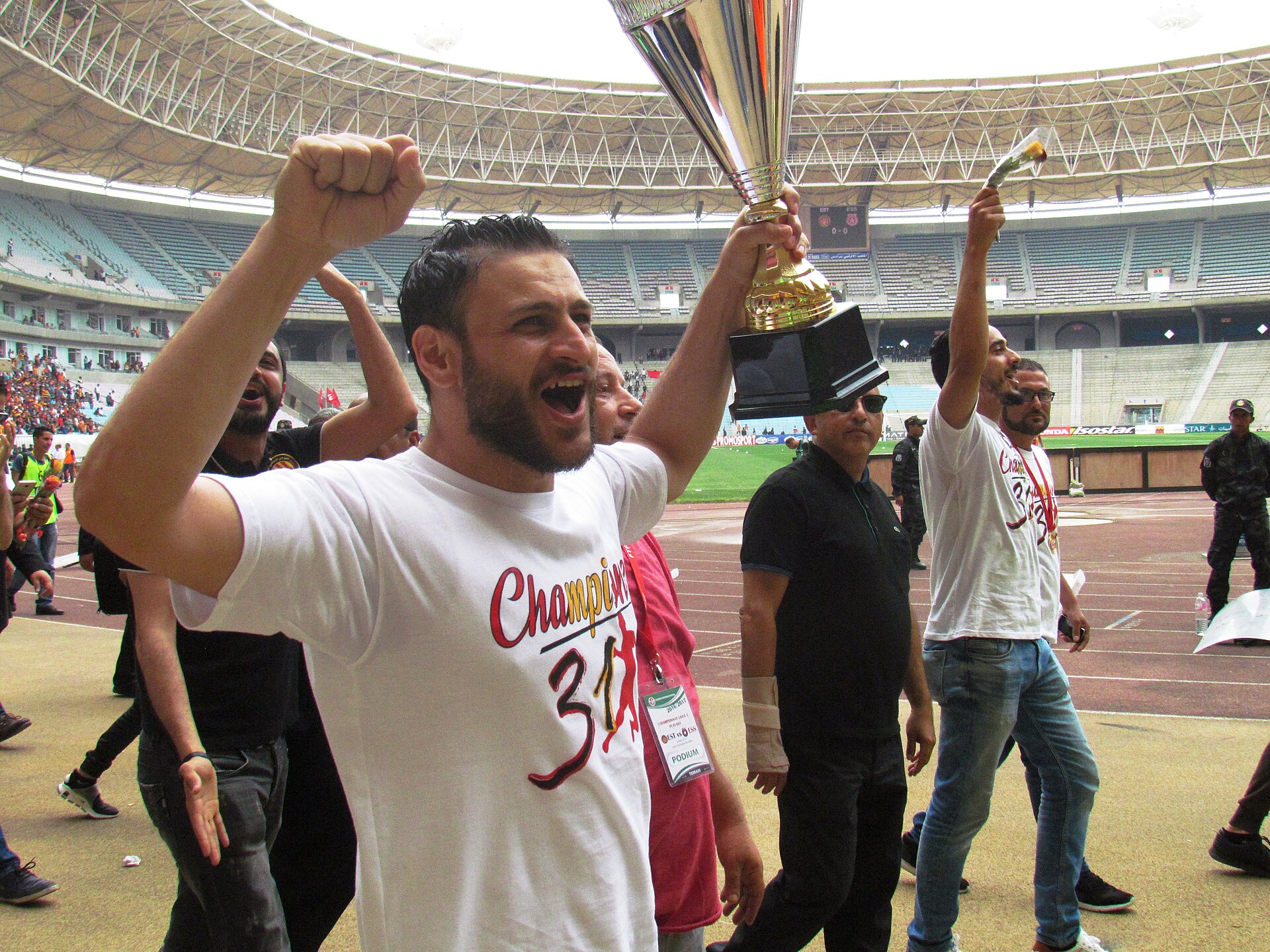 Mohamed Ali Bharen train de fêter le 31e titre de champion de Tunisie avec les supporters de l'Espérance sportive de Tunis au stade olympique de Radès le 18 mai 2017.