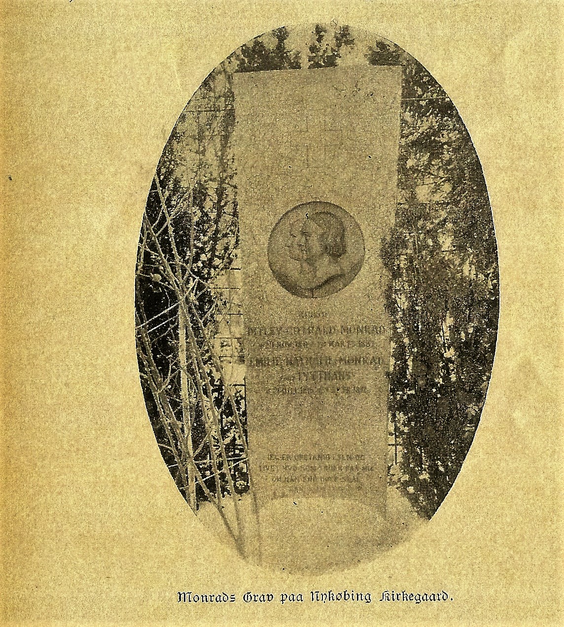Biskop Monrads gravsted på Nykøbing Kirkegård (nu nedlagt). Kilde: Almanaken 'Lolland-Falster' 1906 (Nakskov 1905)