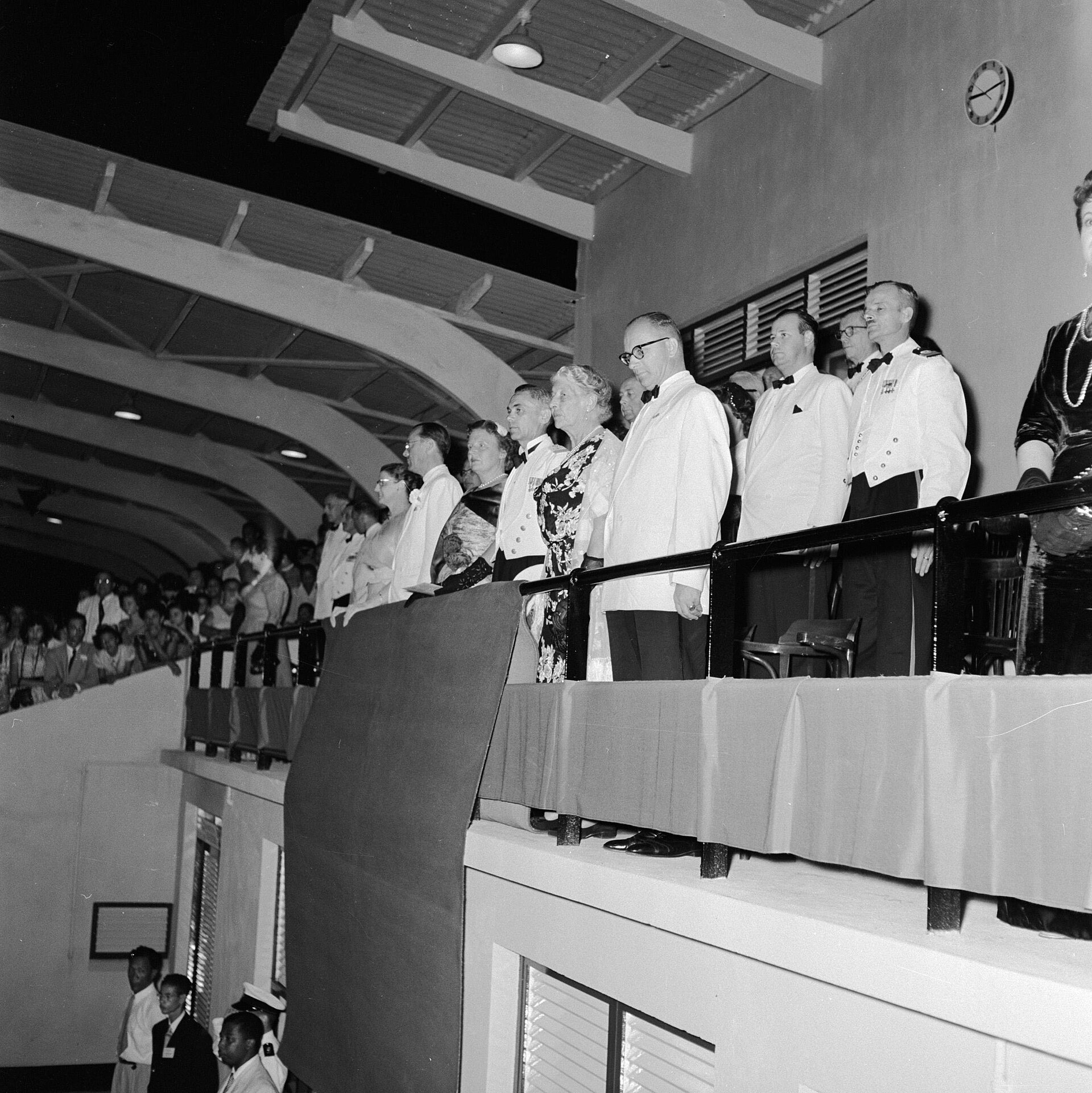 Collectie / Archief : Fotocollectie Van de Poll Reportage / Serie : Nederlandse Antillen en Suriname ten tijde van het koninklijk bezoek van koningin Juliana en prins Bernhard in 1955 Beschrijving : Het koninklijk paar bij de ontvangst in het Wilhelminastadion in Oranjestad op Aruba Datum : 24 oktob