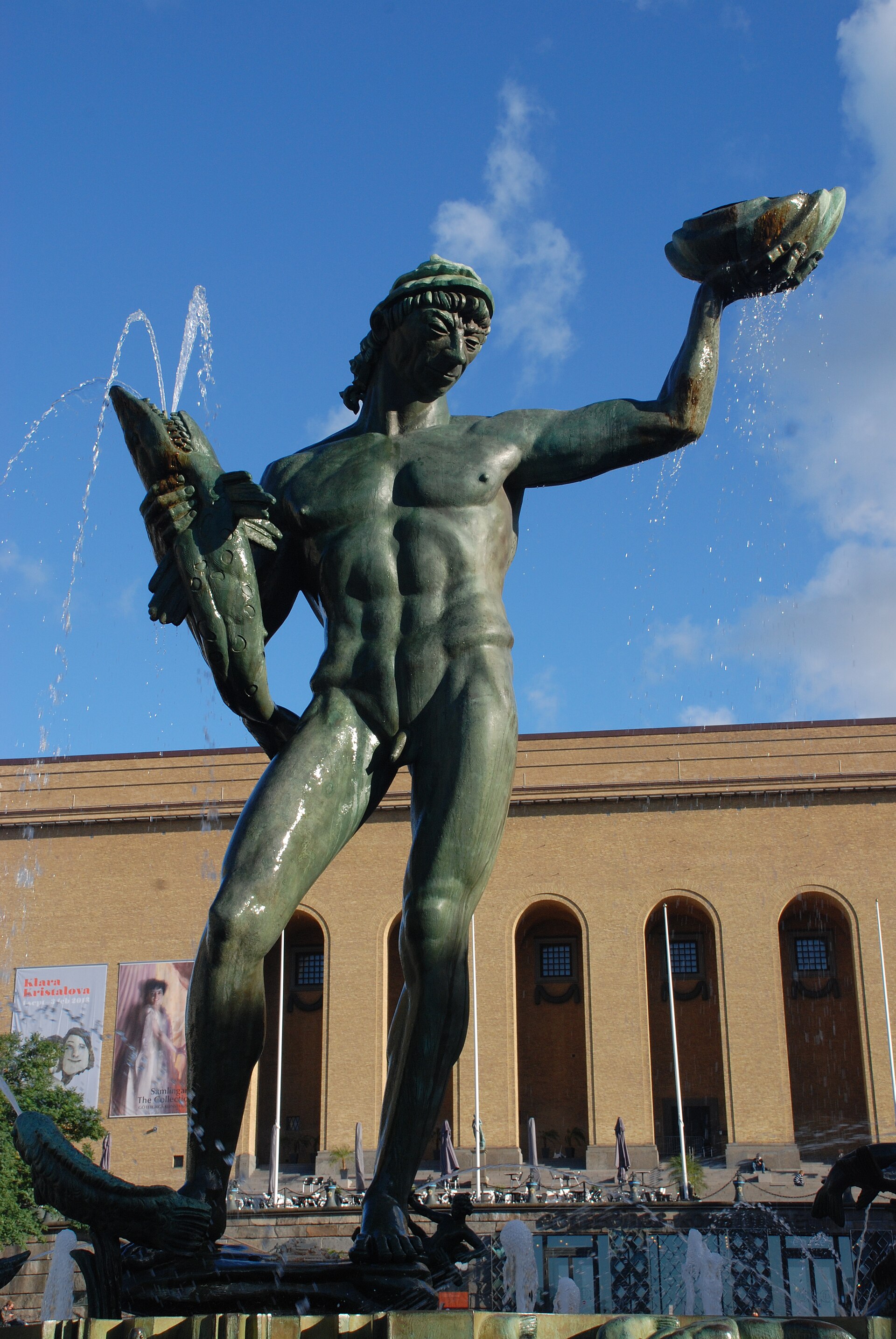Statyn "Poseidon med brunnskar" på Götaplatsen i Göteborg. Utförd av Carl Milles.