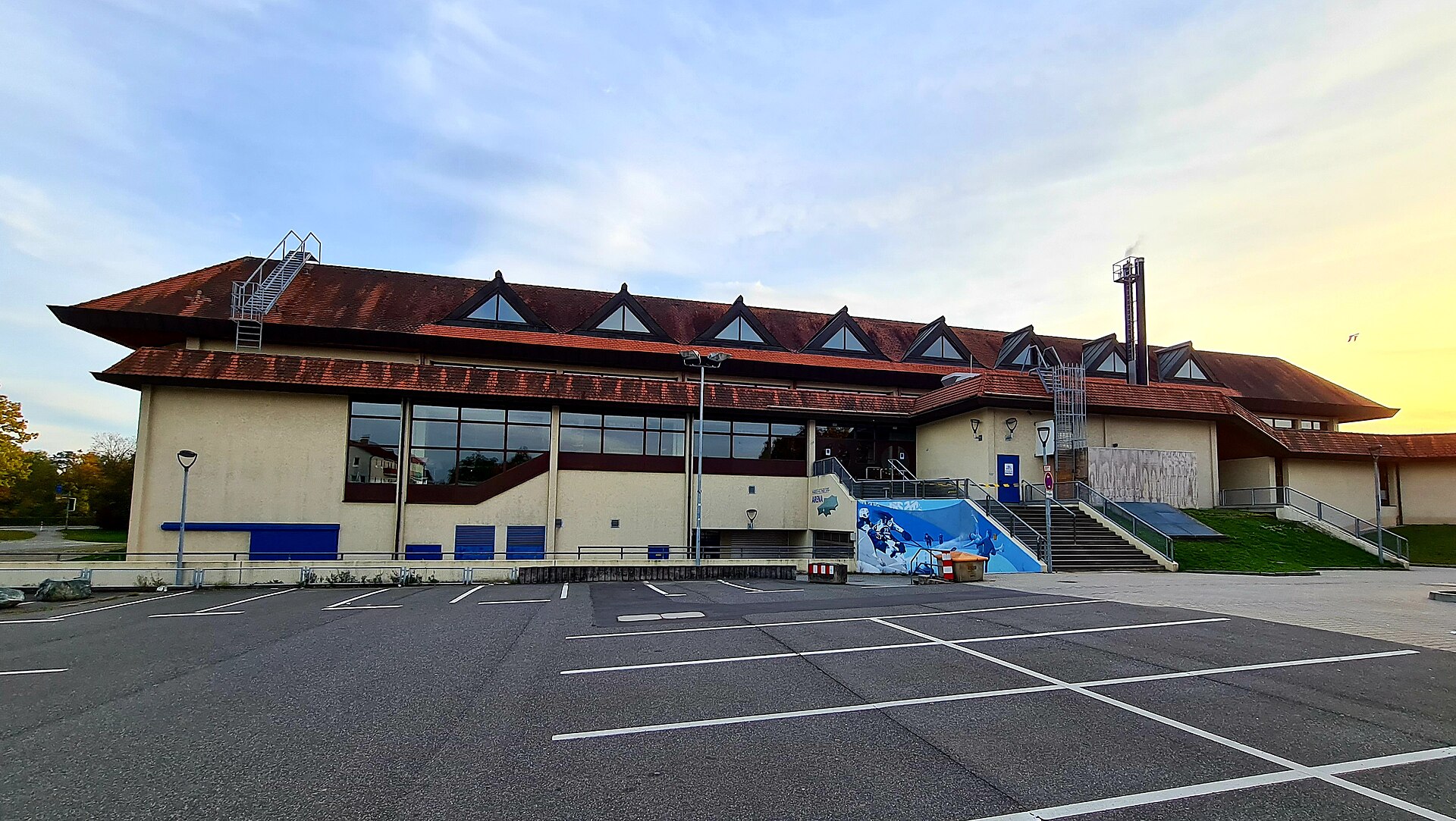 Blick auf Hans-Schröpf-Arena Weiden mit Eingang Gästefans