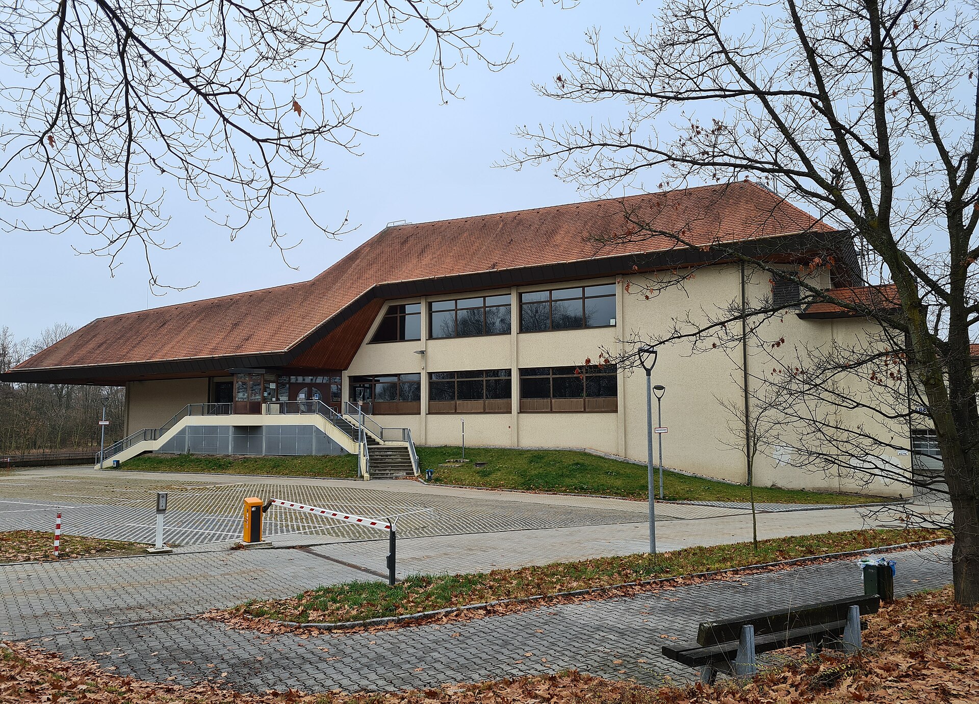 Blick auf Hans-Schröpf-Arena Weiden mit Eingang Ost