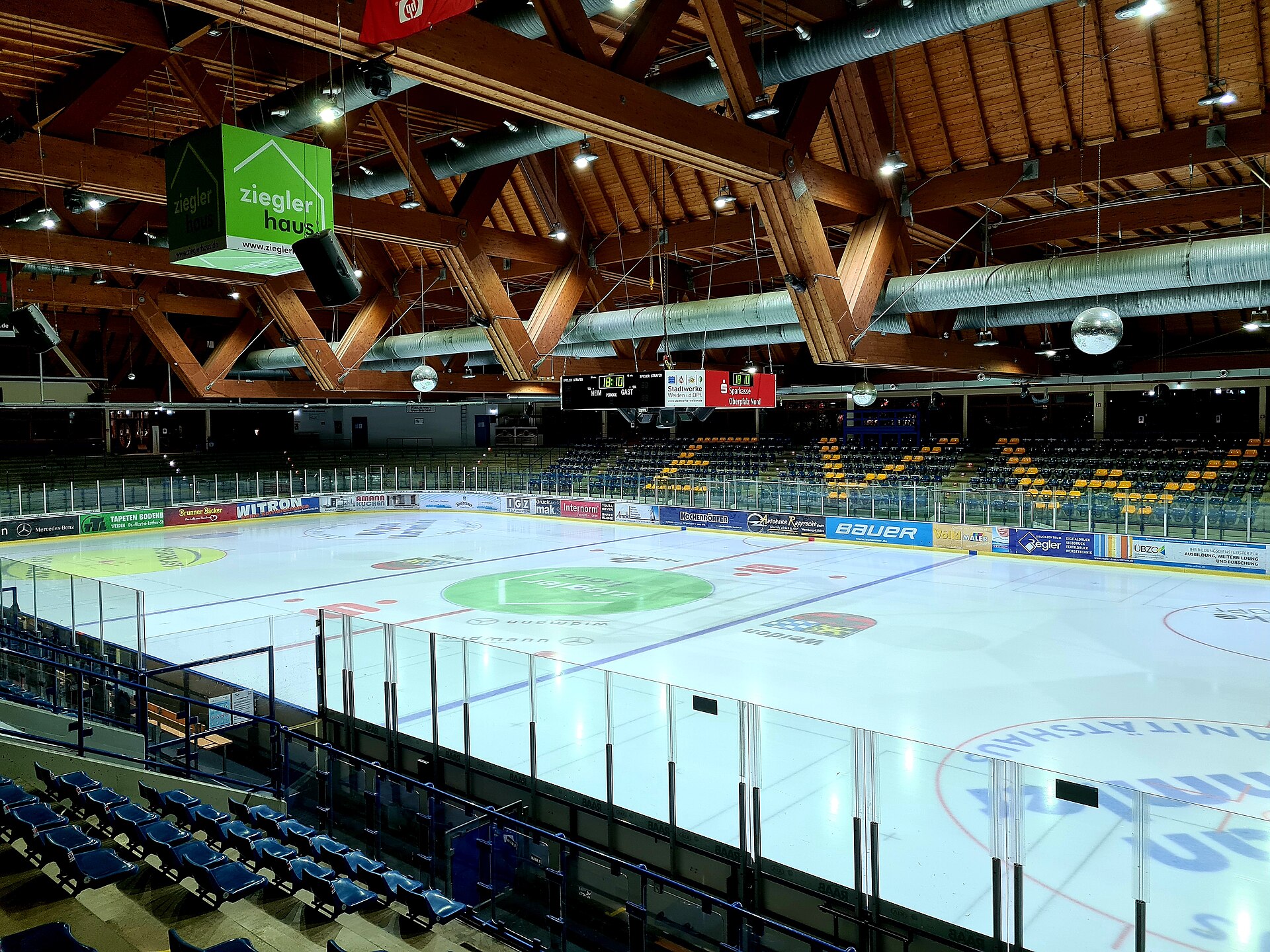 Hans-Schröpf-Arena Weiden - Blick auf Gegengerade mit Fankurve