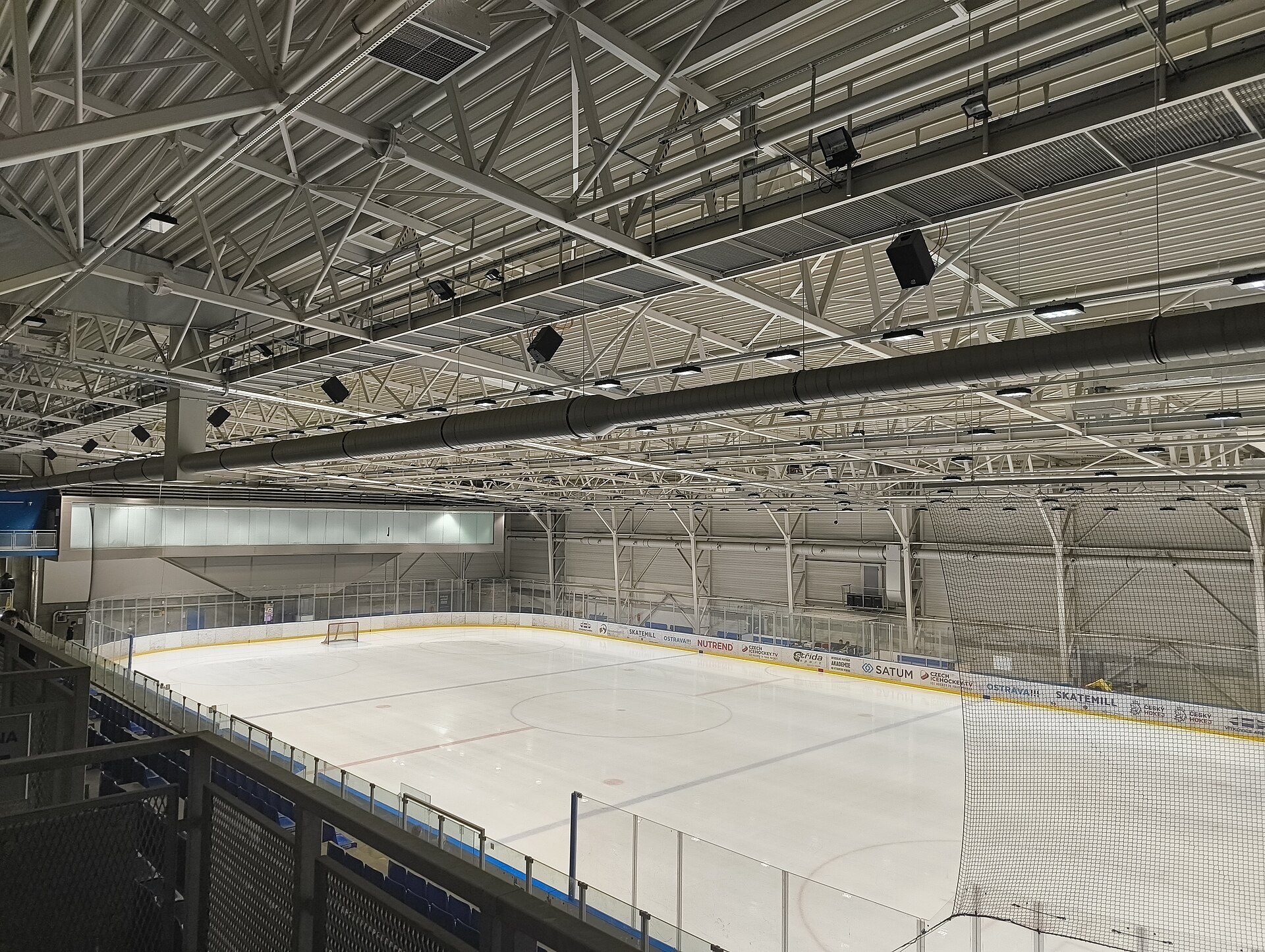 multifunkční hala (Ostravar Aréna) – Fotografováno před zápasem 11. kola Univerzitní ligy ledního hokeje mezi BO Ostrava Vítkovice steel a HC MUNI (2025/2026); Fotografováno z vrcholu tribuny B8