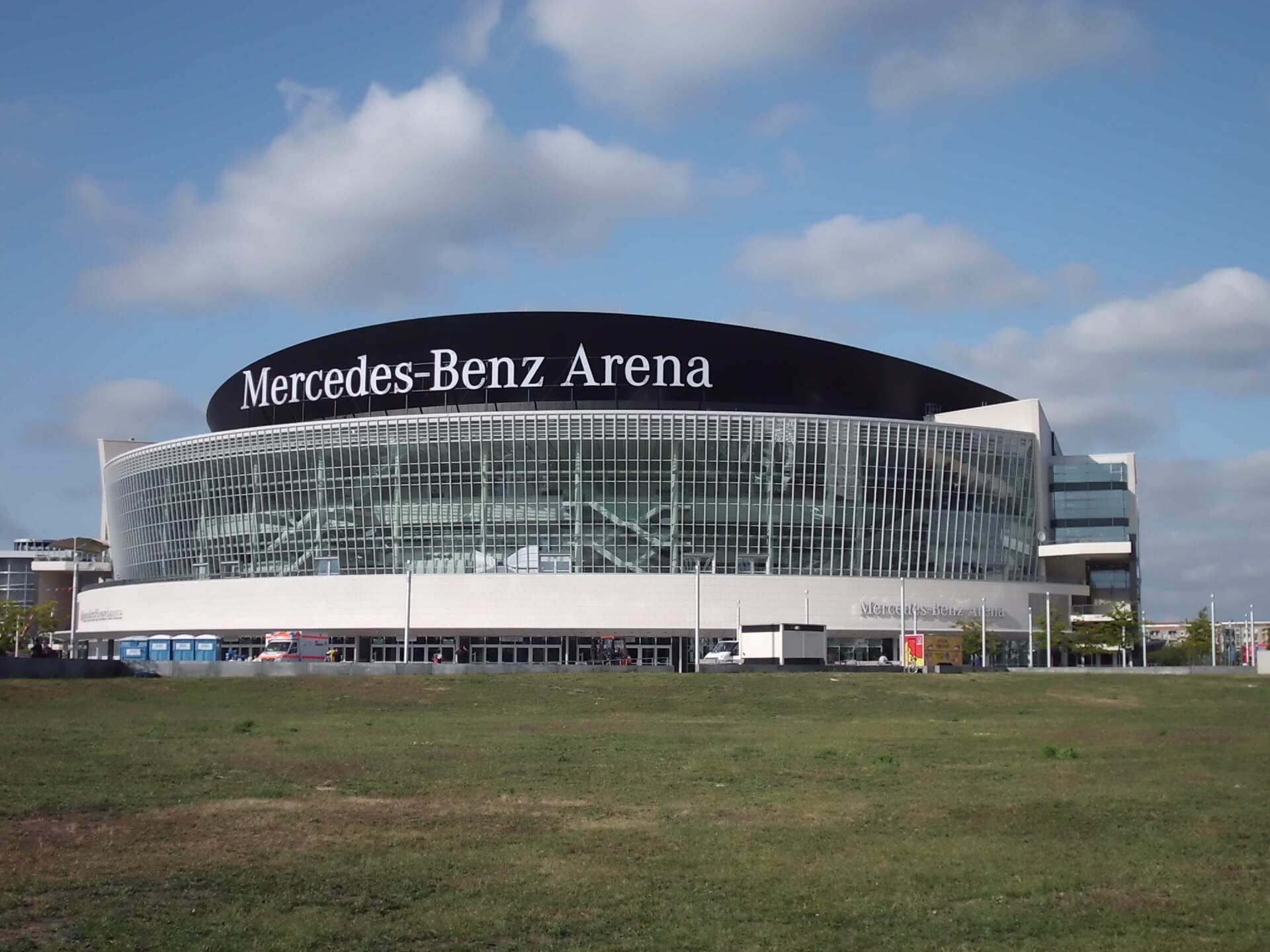 Mercedes-Benz Arena in Berlin; fotografiert von vorn rechts von der Mühlenstraße aus