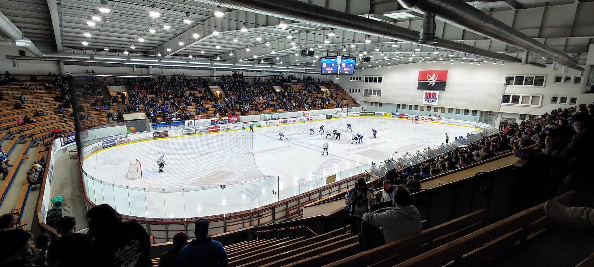 Zimní stadion Tábor ze zápasu 2. ligy mezi HC Tábor a HC Stadion Vrchlabí; Fotografováno z tribuny východ, ze sektoru hostí