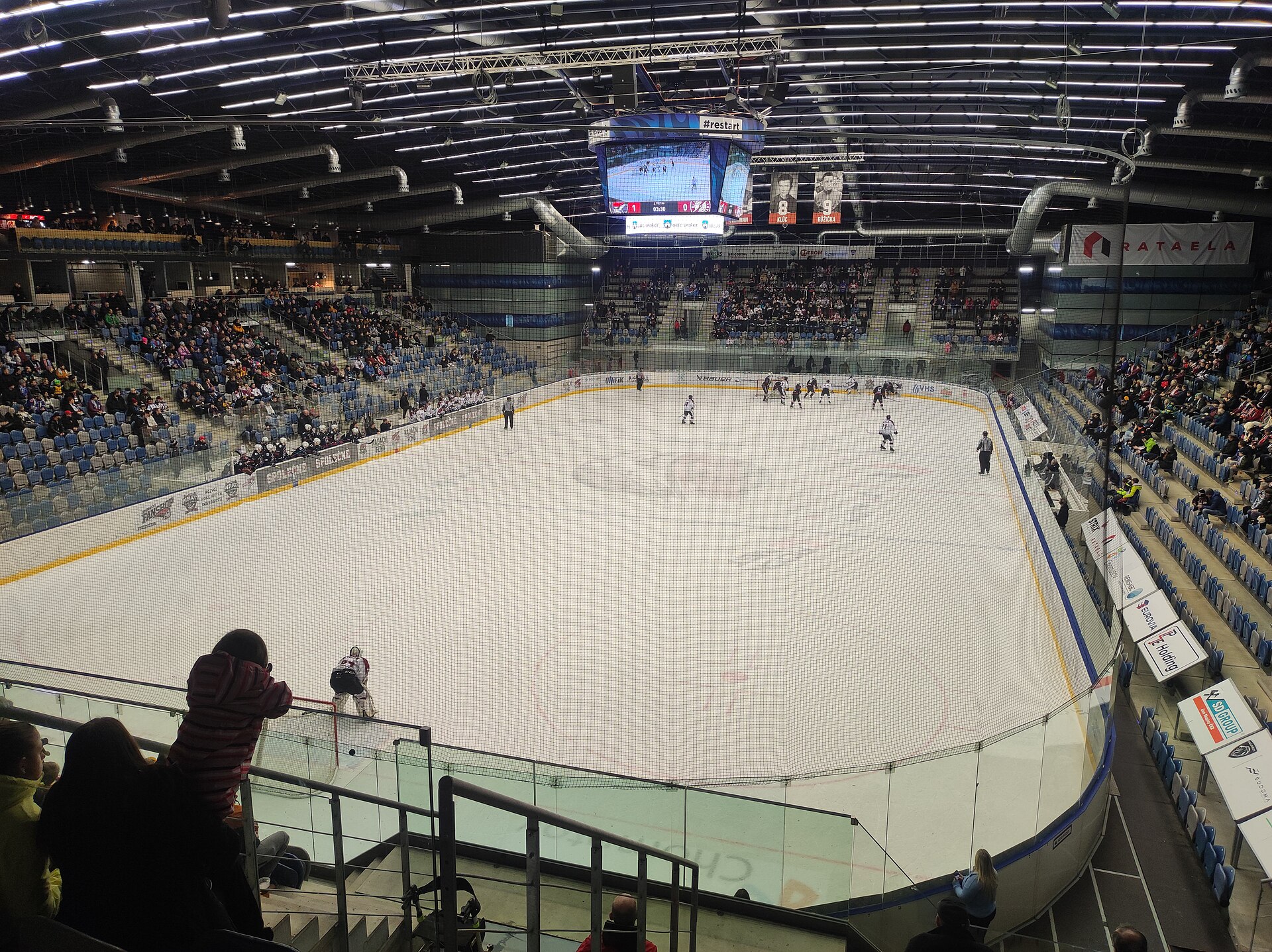 Zimní stadion Chomutov (RockNet arena) ze zápasu nadstavbové části 2. ligy mezi Piráti Chomutov a HC Letci Letňany; Fotografováno ze sektoru F
