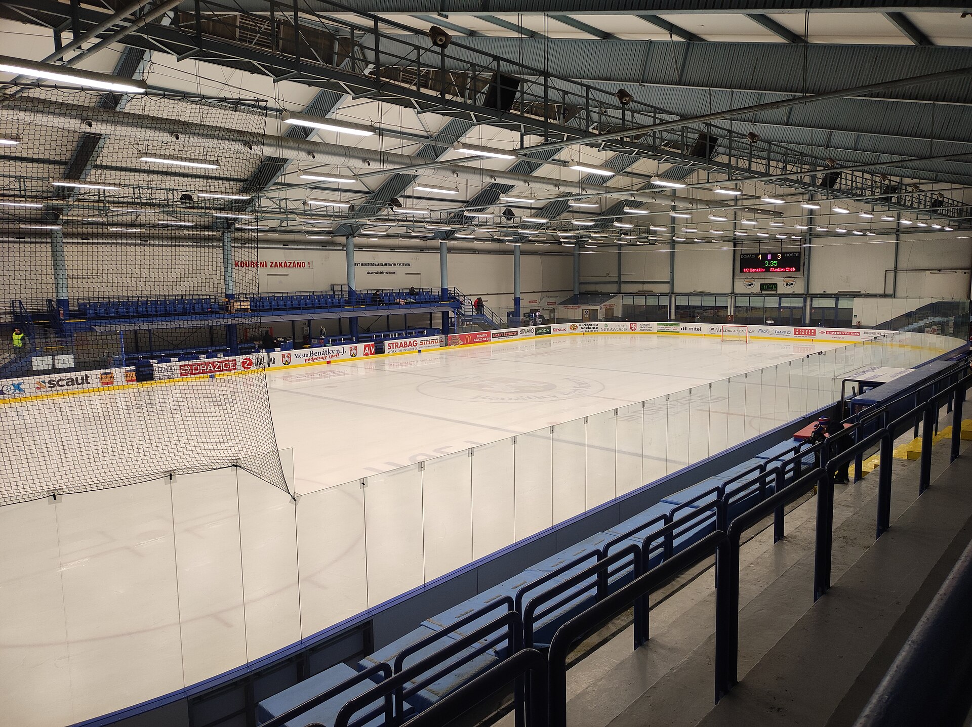 Zimní stadion města Benátky nad Jizerou; Ze zápasu nadstavbové části, skupiny poražených 2. ligy mezi HC Benátky nad Jizerou a HC Stadion Cheb; Fotografováno ze nejsevernějšího místa sektoru pro stání