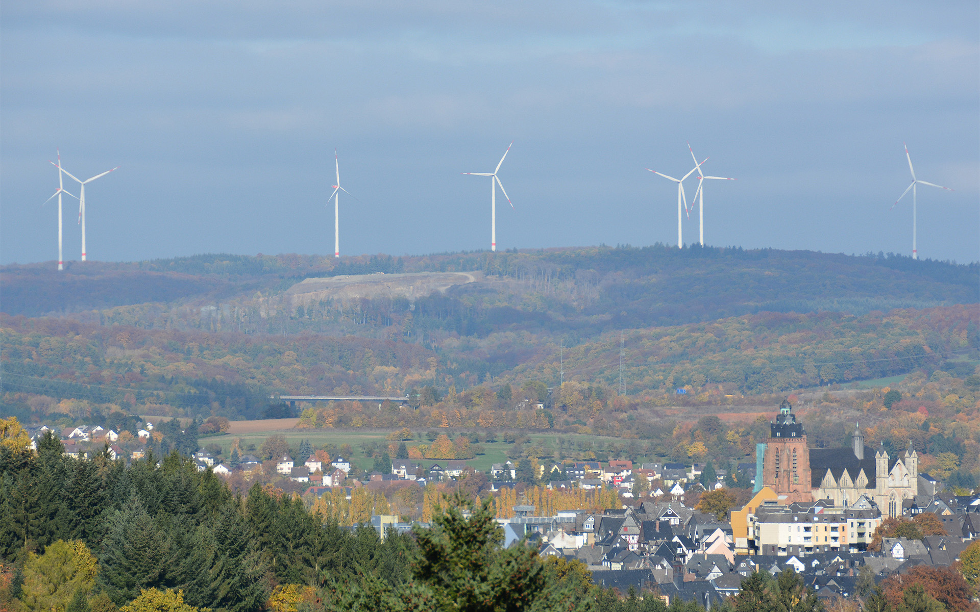 The Hohenahr Windfarm as seen from the south (from the town of Wetzlar). To the right you can see the Wetzlar Cathedral (Dom) surrounded by the ancient town. At the foot of the Windfarm you can see the Autobahn 45 (A45) called the Sauerlandlinie.