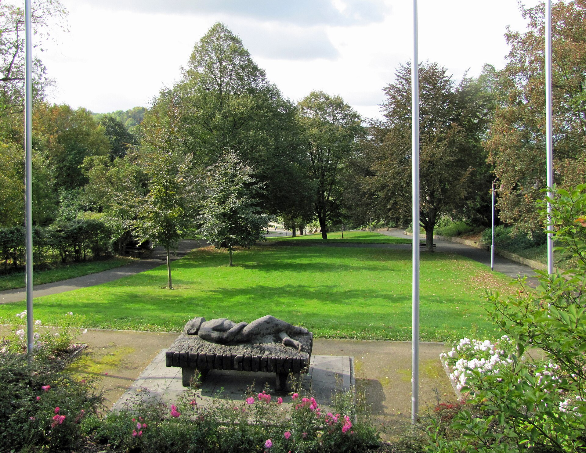 Die Avignon-Anlage in Wetzlar mit dem Opfer-Mahnmal, von der Oberturmstrasse gesehen.