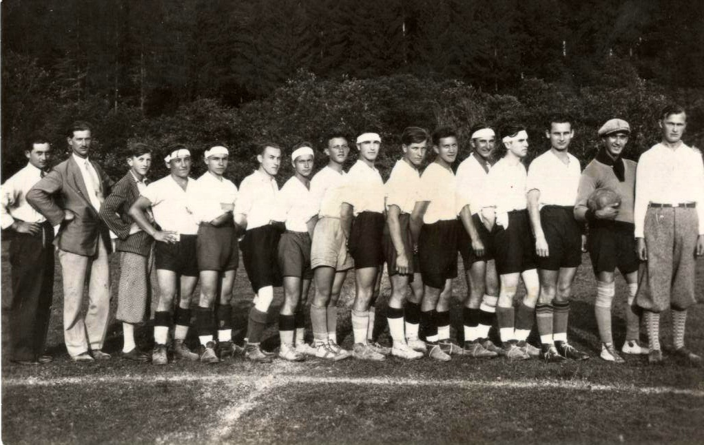 Fotografia kádru mužstva ŠK Rusj Medzilaborce (v súčasnosti MŠK Spartak Medzilaborce) zo začiatku 30. rokov.
