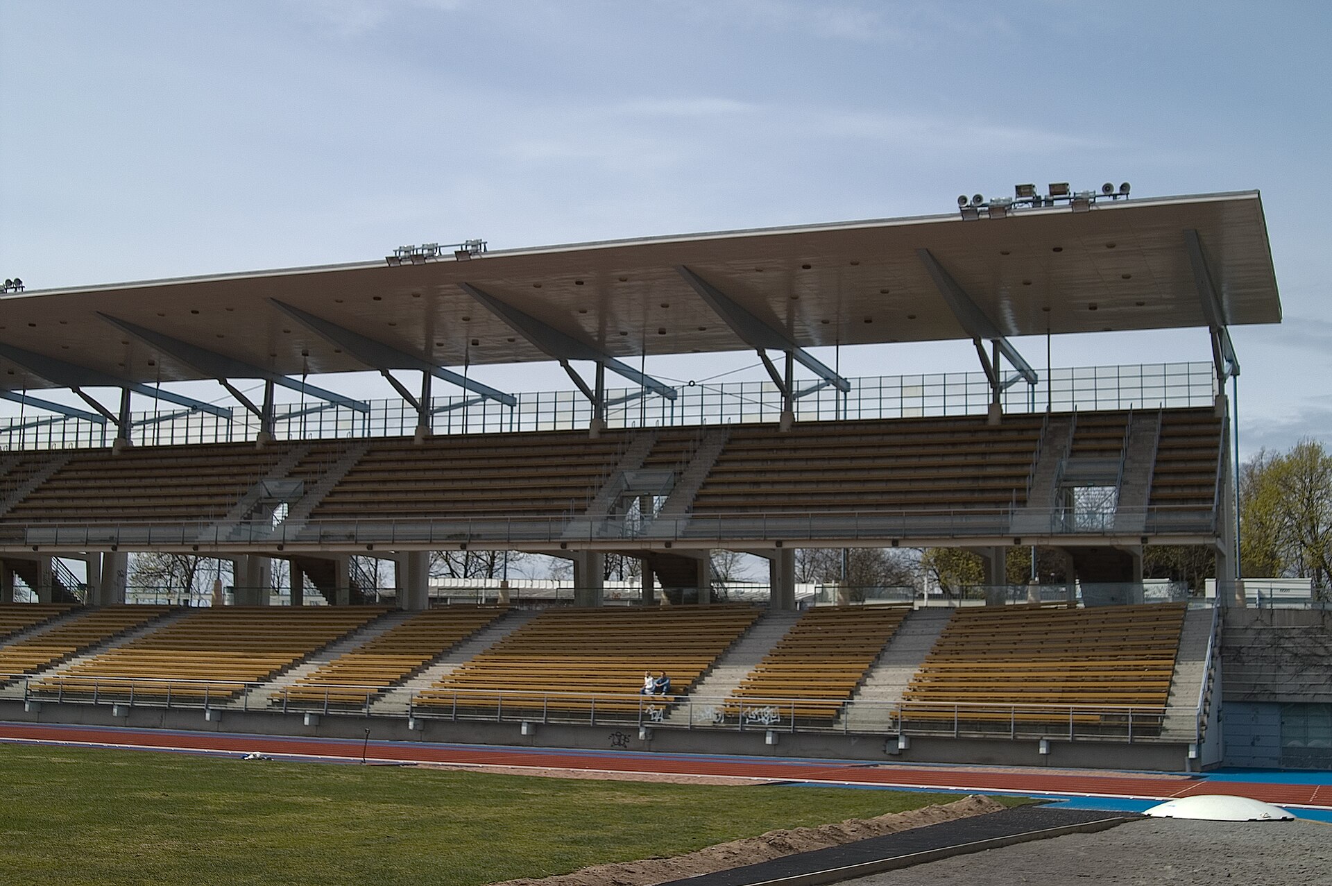 Paavo Nurmi Stadiumin pääkatsomo yleisö