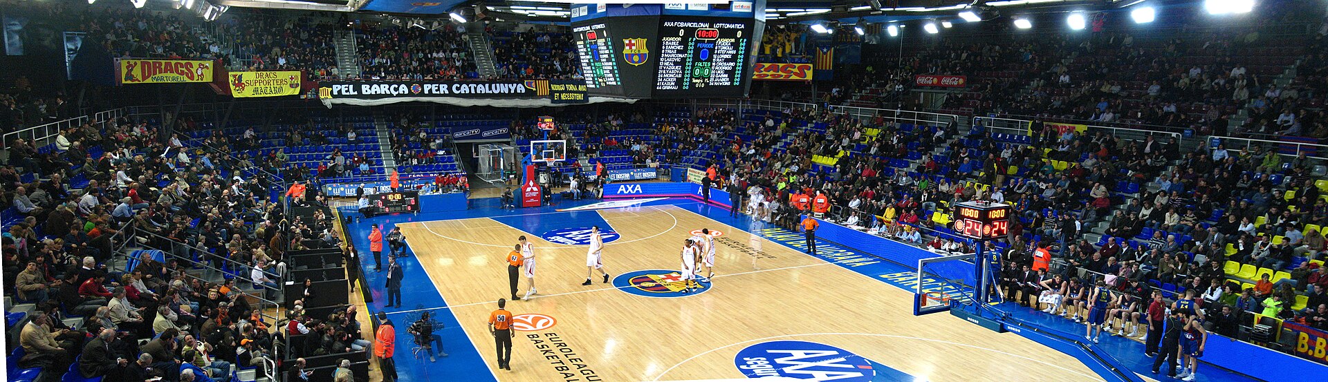Panorámica del Palau Blaugrana sacada en un pártido entre el FC Barcelona y la Lottomatica Roma de Euroliga en Febrero de 2008