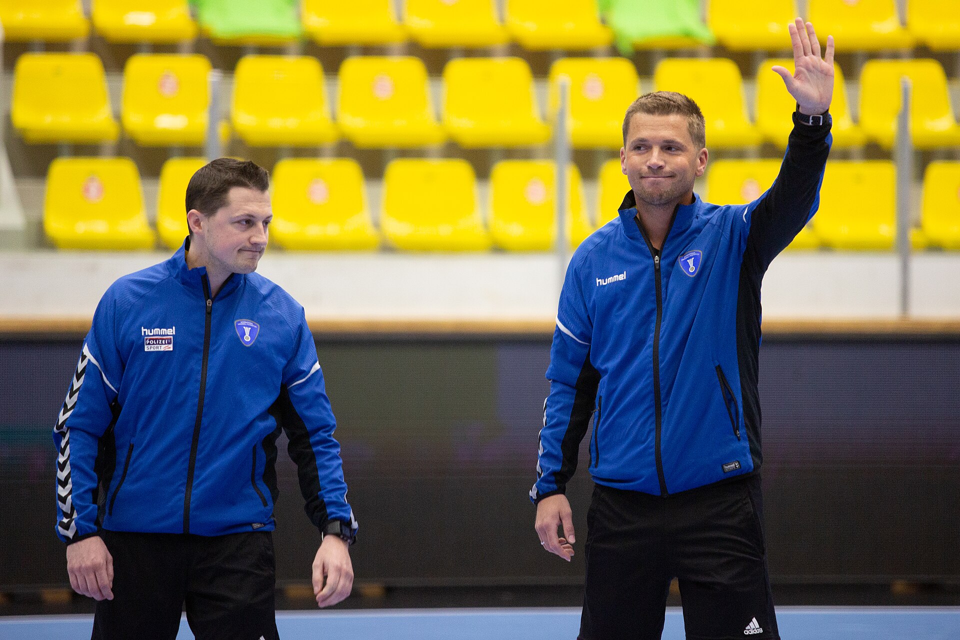 Christoph Hurich und Denis Bolić vor einem Handballspiel.
