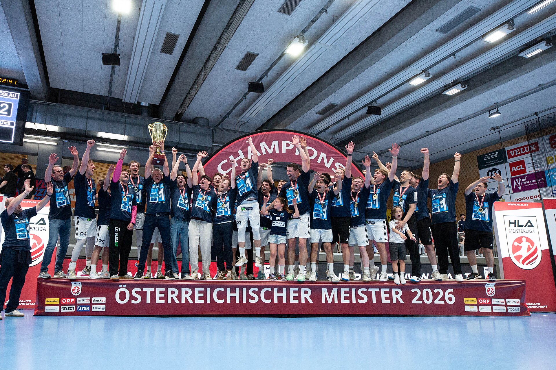 Das Bild zeigt das Herren-Team der JAGS Vöslau beim feiern der österreichischen Meisterschaft.