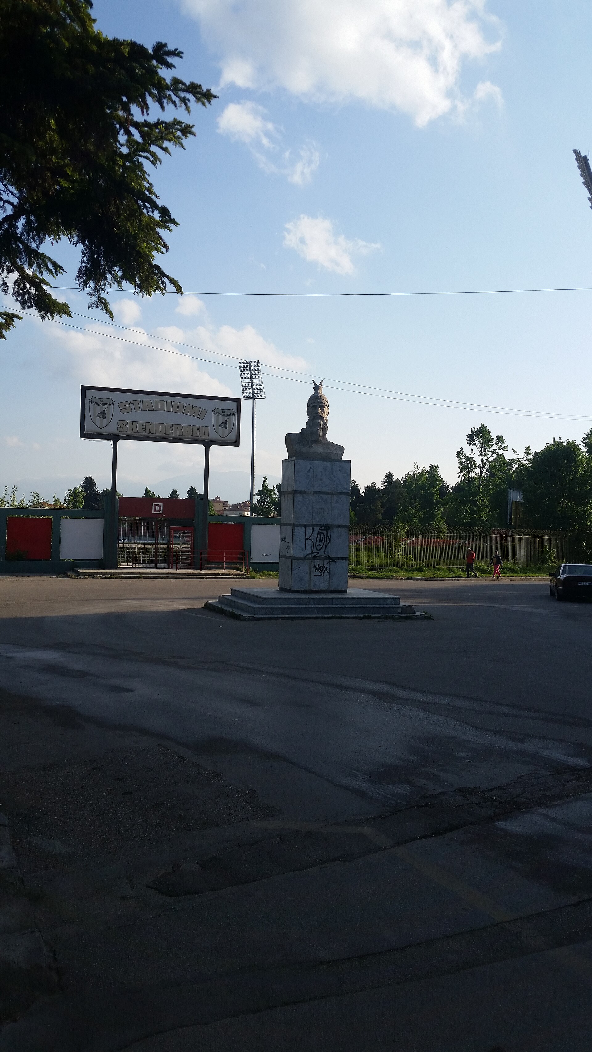 Busti i Skënderbeut në hyrjen e stadiumit të Korçës